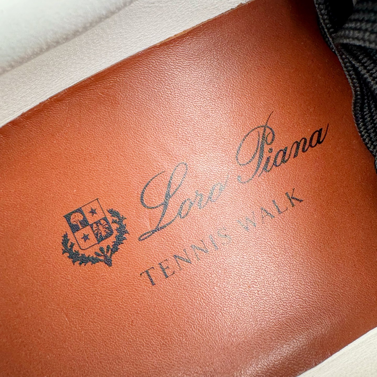图片[14]-＃GD广顶 Loro Piana Tennis Walk Low 生活系列低帮复古百搭德训风休闲运动板鞋 意大利顶级奢侈品牌·诺悠翩雅 这款新款绒面革网球鞋采用超低帮设计 适合全年穿着 并具有防水性能 包边鞋底营造轻松迷人的色彩组合 将功能性与低调个性风格和谐融合 打造都市着装的理想鞋履选择 鞋跟处饰以Kummel色嵌片 柔软小牛皮鞋舌 压印LP徽标 棉质鞋带 材质：鞋面：牛剖层绒面革 鞋底：橡胶 衬里：牛皮革 尺码：37 38 39 40 41 42 43 44 45-选品中心