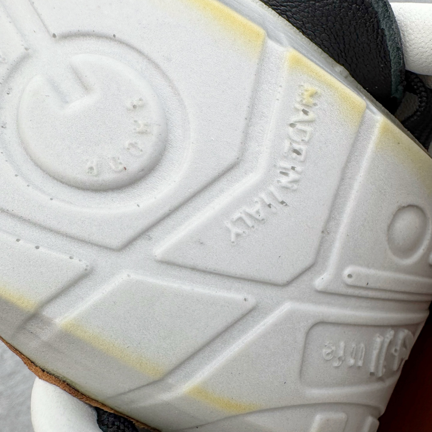 图片[11]-＃GD广顶 Loro Piana Tennis Walk Low 生活系列低帮复古百搭德训风休闲运动板鞋 意大利顶级奢侈品牌·诺悠翩雅 这款新款绒面革网球鞋采用超低帮设计 适合全年穿着 并具有防水性能 包边鞋底营造轻松迷人的色彩组合 将功能性与低调个性风格和谐融合 打造都市着装的理想鞋履选择 鞋跟处饰以Kummel色嵌片 柔软小牛皮鞋舌 压印LP徽标 棉质鞋带 材质：鞋面：牛剖层绒面革 鞋底：橡胶 衬里：牛皮革 尺码：37 38 39 40 41 42 43 44 45-选品中心