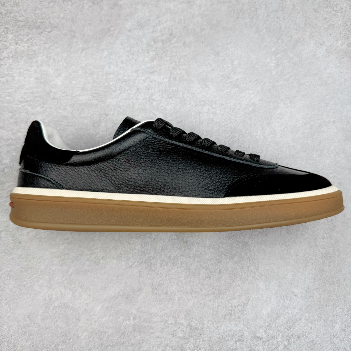 ＃GD广顶 Loro Piana Tennis Walk Low 生活系列低帮复古百搭德训风休闲运动板鞋 意大利顶级奢侈品牌·诺悠翩雅 这款新款绒面革网球鞋采用超低帮设计 适合全年穿着 并具有防水性能 包边鞋底营造轻松迷人的色彩组合 将功能性与低调个性风格和谐融合 打造都市着装的理想鞋履选择 鞋跟处饰以Kummel色嵌片 柔软小牛皮鞋舌 压印LP徽标 棉质鞋带 材质：鞋面：牛剖层绒面革 鞋底：橡胶 衬里：牛皮革 尺码：37 38 39 40 41 42 43 44 45-选品中心