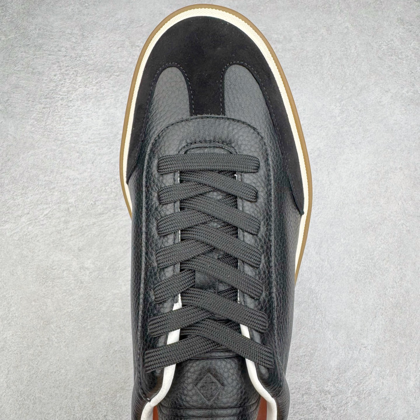 图片[4]-＃GD广顶 Loro Piana Tennis Walk Low 生活系列低帮复古百搭德训风休闲运动板鞋 意大利顶级奢侈品牌·诺悠翩雅 这款新款绒面革网球鞋采用超低帮设计 适合全年穿着 并具有防水性能 包边鞋底营造轻松迷人的色彩组合 将功能性与低调个性风格和谐融合 打造都市着装的理想鞋履选择 鞋跟处饰以Kummel色嵌片 柔软小牛皮鞋舌 压印LP徽标 棉质鞋带 材质：鞋面：牛剖层绒面革 鞋底：橡胶 衬里：牛皮革 尺码：37 38 39 40 41 42 43 44 45-选品中心