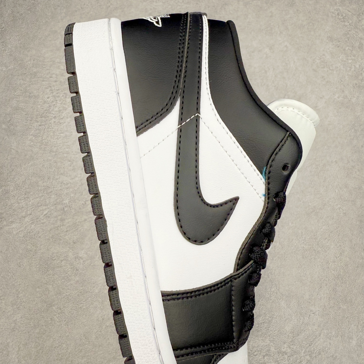 图片[6]-＃C版福利特价 Air Jordan AJ1 Low 低帮系列 百分百全新货品 零氧化发霉 给足利润空间操作 超乎所想的高性价比 原装楦头纸板开发 完美鞋型 超高清洁度 鞋型不臃肿别扭 原厂内置全掌气垫 A模大底 鞋舌AJ原厂专用牛津布 AJ专用反口珍珠布 原厂无杂质高弹内里海棉 特殊封边弹力鞋带 原鞋开模 拒绝公底 购置公司同步原材料 都有细节原汁原味 忠于原版 尺码：36 36.5 37.5 38 38.5 39 40 40.5 41 42 42.5 43 44 44.5 45 46-选品中心