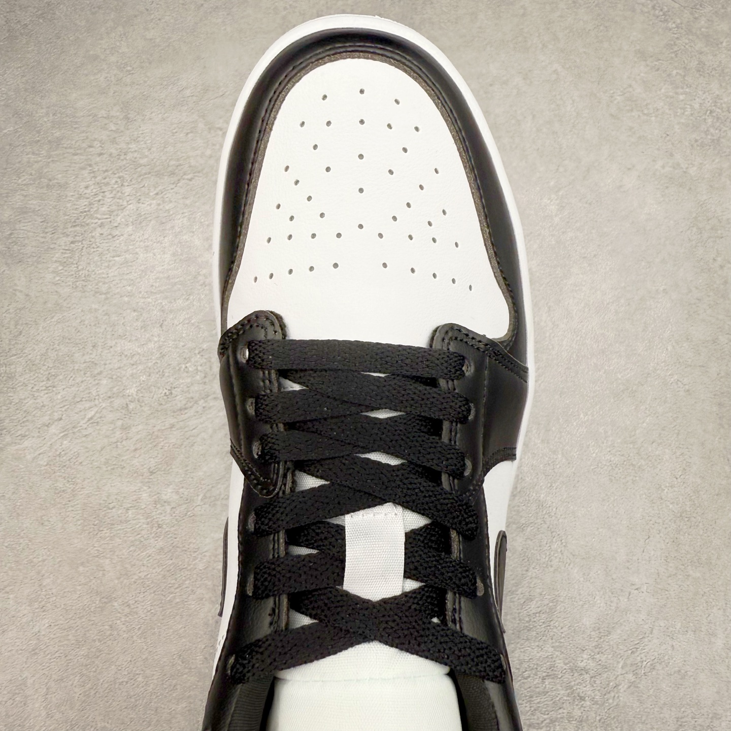 图片[4]-＃C版福利特价 Air Jordan AJ1 Low 低帮系列 百分百全新货品 零氧化发霉 给足利润空间操作 超乎所想的高性价比 原装楦头纸板开发 完美鞋型 超高清洁度 鞋型不臃肿别扭 原厂内置全掌气垫 A模大底 鞋舌AJ原厂专用牛津布 AJ专用反口珍珠布 原厂无杂质高弹内里海棉 特殊封边弹力鞋带 原鞋开模 拒绝公底 购置公司同步原材料 都有细节原汁原味 忠于原版 尺码：36 36.5 37.5 38 38.5 39 40 40.5 41 42 42.5 43 44 44.5 45 46-选品中心