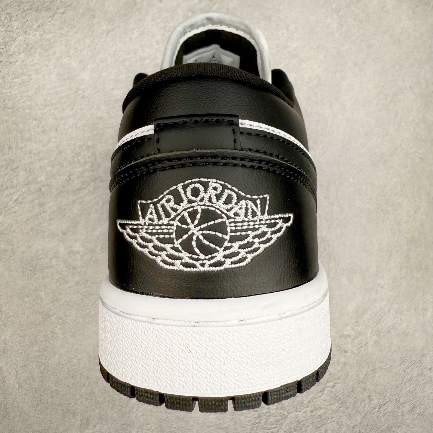 图片[8]-＃C版福利特价 Air Jordan AJ1 Low 低帮系列 百分百全新货品 零氧化发霉 给足利润空间操作 超乎所想的高性价比 原装楦头纸板开发 完美鞋型 超高清洁度 鞋型不臃肿别扭 原厂内置全掌气垫 A模大底 鞋舌AJ原厂专用牛津布 AJ专用反口珍珠布 原厂无杂质高弹内里海棉 特殊封边弹力鞋带 原鞋开模 拒绝公底 购置公司同步原材料 都有细节原汁原味 忠于原版 尺码：36 36.5 37.5 38 38.5 39 40 40.5 41 42 42.5 43 44 44.5 45 46-选品中心