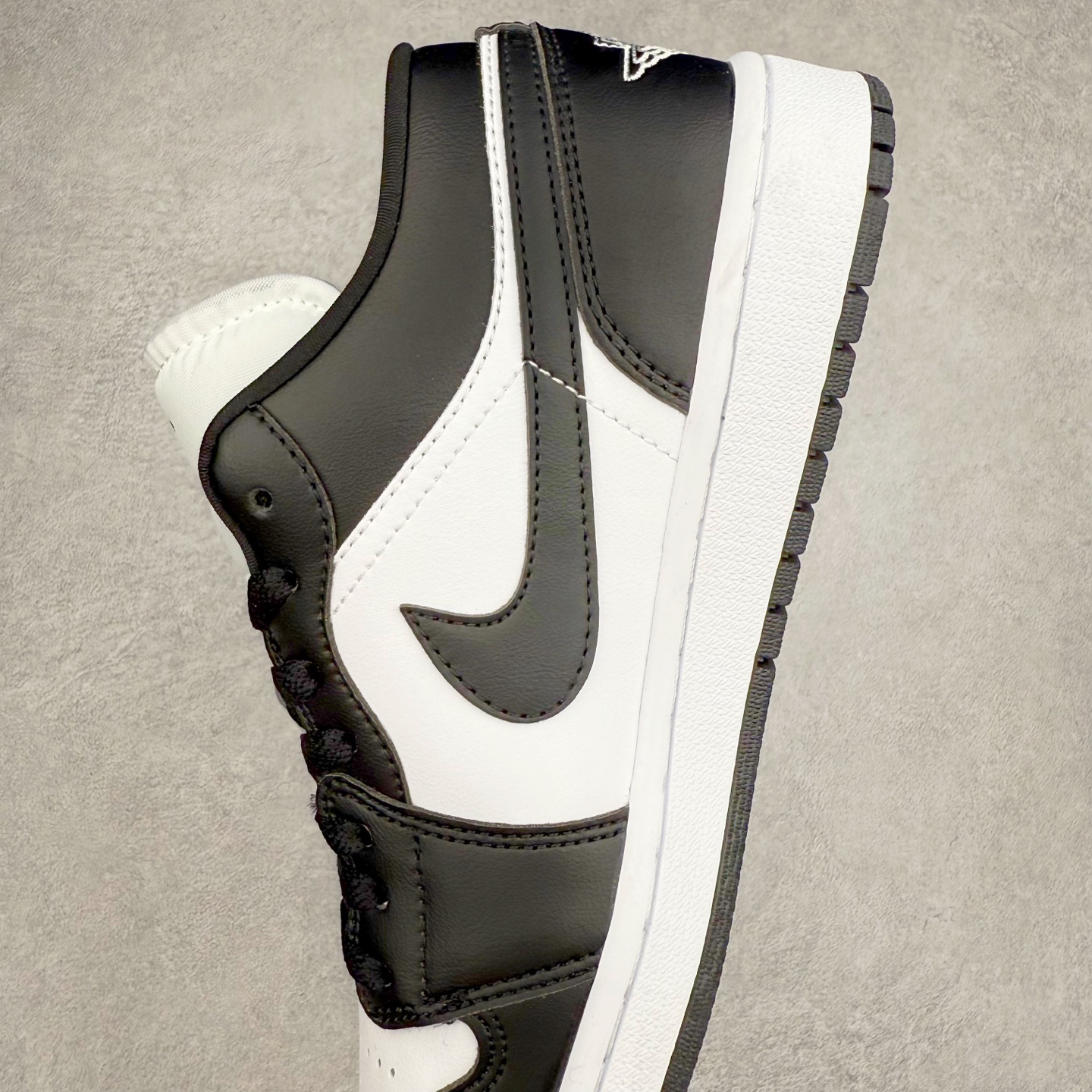 图片[7]-＃C版福利特价 Air Jordan AJ1 Low 低帮系列 百分百全新货品 零氧化发霉 给足利润空间操作 超乎所想的高性价比 原装楦头纸板开发 完美鞋型 超高清洁度 鞋型不臃肿别扭 原厂内置全掌气垫 A模大底 鞋舌AJ原厂专用牛津布 AJ专用反口珍珠布 原厂无杂质高弹内里海棉 特殊封边弹力鞋带 原鞋开模 拒绝公底 购置公司同步原材料 都有细节原汁原味 忠于原版 尺码：36 36.5 37.5 38 38.5 39 40 40.5 41 42 42.5 43 44 44.5 45 46-选品中心