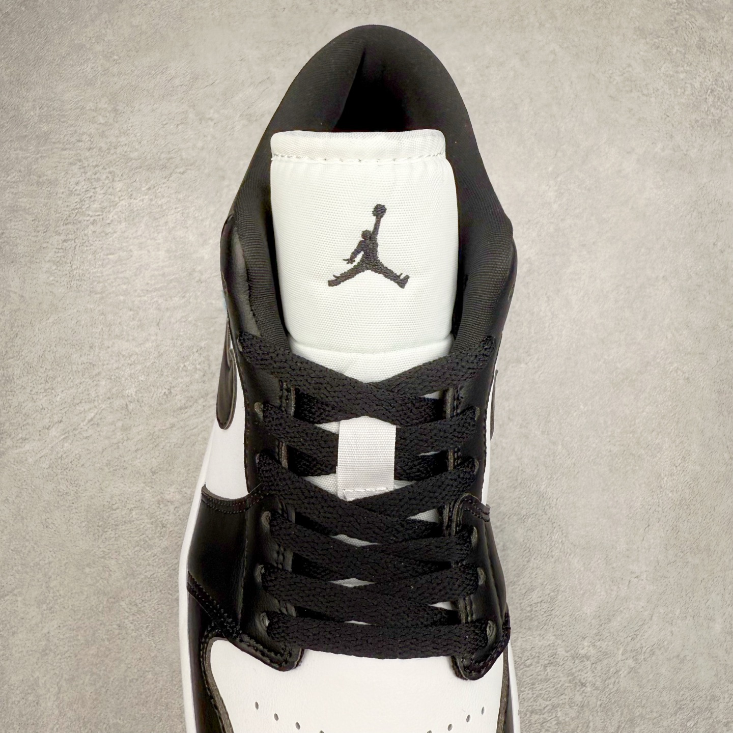 图片[5]-＃C版福利特价 Air Jordan AJ1 Low 低帮系列 百分百全新货品 零氧化发霉 给足利润空间操作 超乎所想的高性价比 原装楦头纸板开发 完美鞋型 超高清洁度 鞋型不臃肿别扭 原厂内置全掌气垫 A模大底 鞋舌AJ原厂专用牛津布 AJ专用反口珍珠布 原厂无杂质高弹内里海棉 特殊封边弹力鞋带 原鞋开模 拒绝公底 购置公司同步原材料 都有细节原汁原味 忠于原版 尺码：36 36.5 37.5 38 38.5 39 40 40.5 41 42 42.5 43 44 44.5 45 46-选品中心