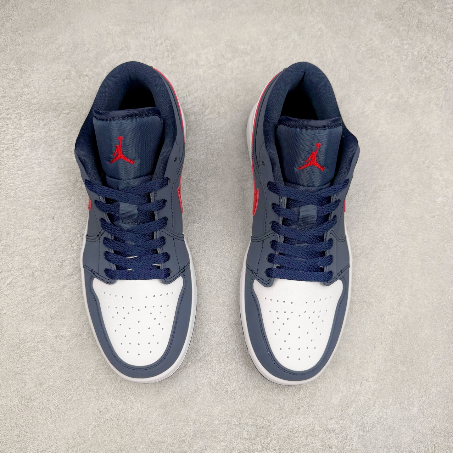图片[2]-＃C版福利特价 Air Jordan AJ1 Low 低帮系列 百分百全新货品 零氧化发霉 给足利润空间操作 超乎所想的高性价比 原装楦头纸板开发 完美鞋型 超高清洁度 鞋型不臃肿别扭 原厂内置全掌气垫 A模大底 鞋舌AJ原厂专用牛津布 AJ专用反口珍珠布 原厂无杂质高弹内里海棉 特殊封边弹力鞋带 原鞋开模 拒绝公底 购置公司同步原材料 都有细节原汁原味 忠于原版 尺码：36 36.5 37.5 38 38.5 39 40 40.5 41 42 42.5 43 44 44.5 45 46-选品中心