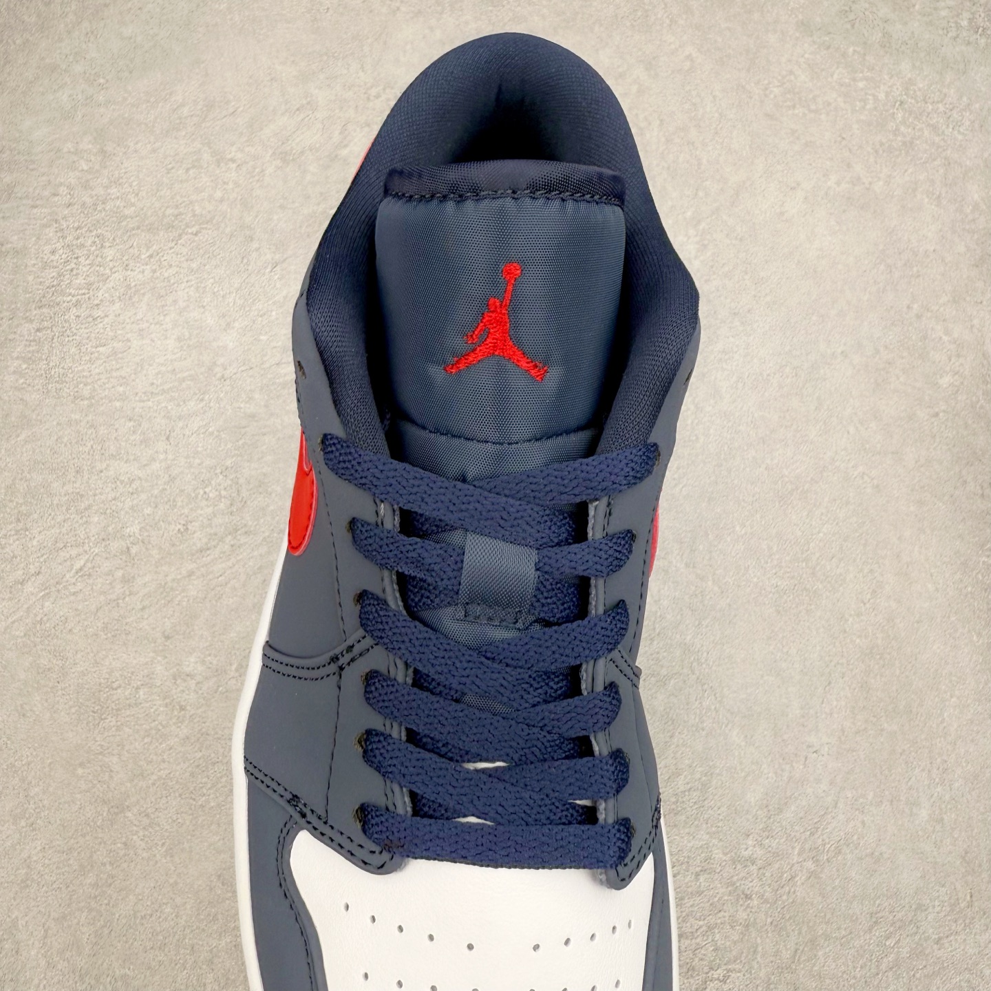 图片[5]-＃C版福利特价 Air Jordan AJ1 Low 低帮系列 百分百全新货品 零氧化发霉 给足利润空间操作 超乎所想的高性价比 原装楦头纸板开发 完美鞋型 超高清洁度 鞋型不臃肿别扭 原厂内置全掌气垫 A模大底 鞋舌AJ原厂专用牛津布 AJ专用反口珍珠布 原厂无杂质高弹内里海棉 特殊封边弹力鞋带 原鞋开模 拒绝公底 购置公司同步原材料 都有细节原汁原味 忠于原版 尺码：36 36.5 37.5 38 38.5 39 40 40.5 41 42 42.5 43 44 44.5 45 46-选品中心