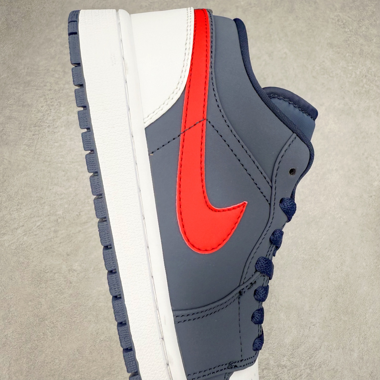 图片[6]-＃C版福利特价 Air Jordan AJ1 Low 低帮系列 百分百全新货品 零氧化发霉 给足利润空间操作 超乎所想的高性价比 原装楦头纸板开发 完美鞋型 超高清洁度 鞋型不臃肿别扭 原厂内置全掌气垫 A模大底 鞋舌AJ原厂专用牛津布 AJ专用反口珍珠布 原厂无杂质高弹内里海棉 特殊封边弹力鞋带 原鞋开模 拒绝公底 购置公司同步原材料 都有细节原汁原味 忠于原版 尺码：36 36.5 37.5 38 38.5 39 40 40.5 41 42 42.5 43 44 44.5 45 46-选品中心