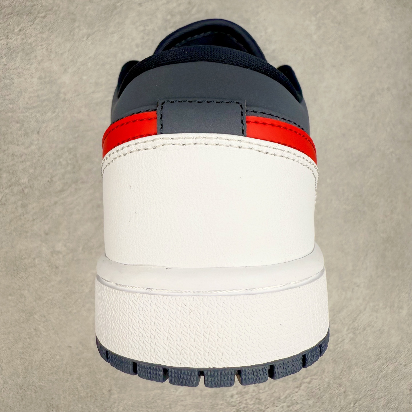 图片[8]-＃C版福利特价 Air Jordan AJ1 Low 低帮系列 百分百全新货品 零氧化发霉 给足利润空间操作 超乎所想的高性价比 原装楦头纸板开发 完美鞋型 超高清洁度 鞋型不臃肿别扭 原厂内置全掌气垫 A模大底 鞋舌AJ原厂专用牛津布 AJ专用反口珍珠布 原厂无杂质高弹内里海棉 特殊封边弹力鞋带 原鞋开模 拒绝公底 购置公司同步原材料 都有细节原汁原味 忠于原版 尺码：36 36.5 37.5 38 38.5 39 40 40.5 41 42 42.5 43 44 44.5 45 46-选品中心