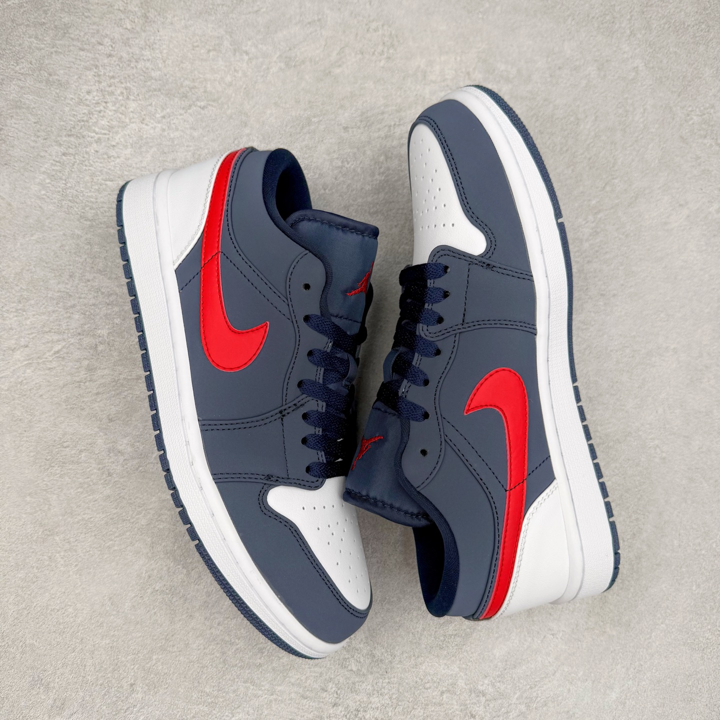 图片[3]-＃C版福利特价 Air Jordan AJ1 Low 低帮系列 百分百全新货品 零氧化发霉 给足利润空间操作 超乎所想的高性价比 原装楦头纸板开发 完美鞋型 超高清洁度 鞋型不臃肿别扭 原厂内置全掌气垫 A模大底 鞋舌AJ原厂专用牛津布 AJ专用反口珍珠布 原厂无杂质高弹内里海棉 特殊封边弹力鞋带 原鞋开模 拒绝公底 购置公司同步原材料 都有细节原汁原味 忠于原版 尺码：36 36.5 37.5 38 38.5 39 40 40.5 41 42 42.5 43 44 44.5 45 46-选品中心