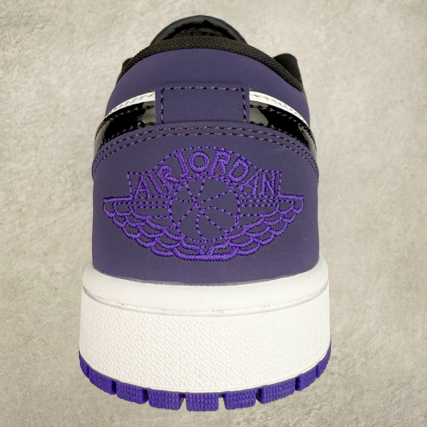 图片[8]-＃C版福利特价 Air Jordan AJ1 Low 低帮系列 百分百全新货品 零氧化发霉 给足利润空间操作 超乎所想的高性价比 原装楦头纸板开发 完美鞋型 超高清洁度 鞋型不臃肿别扭 原厂内置全掌气垫 A模大底 鞋舌AJ原厂专用牛津布 AJ专用反口珍珠布 原厂无杂质高弹内里海棉 特殊封边弹力鞋带 原鞋开模 拒绝公底 购置公司同步原材料 都有细节原汁原味 忠于原版 尺码：36 36.5 37.5 38 38.5 39 40 40.5 41 42 42.5 43 44 44.5 45 46-选品中心