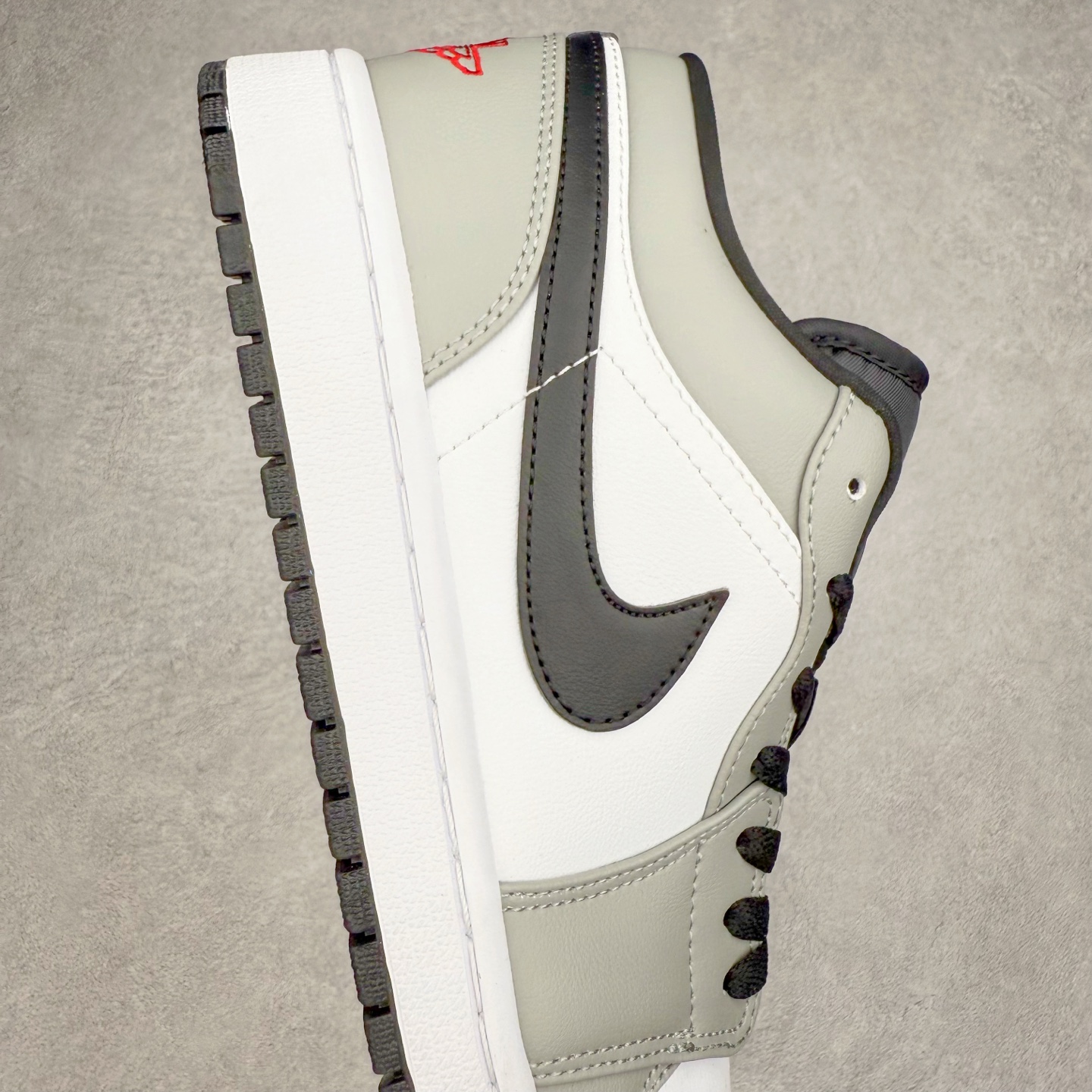 图片[6]-＃C版福利特价 Air Jordan AJ1 Low 低帮系列 百分百全新货品 零氧化发霉 给足利润空间操作 超乎所想的高性价比 原装楦头纸板开发 完美鞋型 超高清洁度 鞋型不臃肿别扭 原厂内置全掌气垫 A模大底 鞋舌AJ原厂专用牛津布 AJ专用反口珍珠布 原厂无杂质高弹内里海棉 特殊封边弹力鞋带 原鞋开模 拒绝公底 购置公司同步原材料 都有细节原汁原味 忠于原版 尺码：36 36.5 37.5 38 38.5 39 40 40.5 41 42 42.5 43 44 44.5 45 46-选品中心