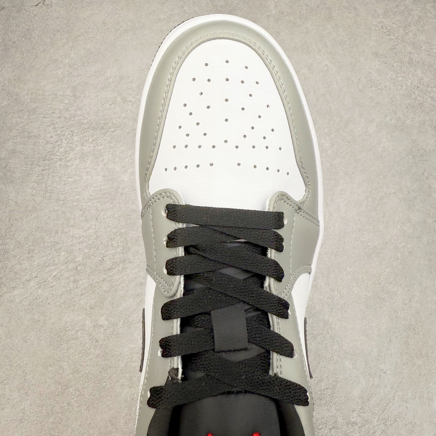 图片[4]-＃C版福利特价 Air Jordan AJ1 Low 低帮系列 百分百全新货品 零氧化发霉 给足利润空间操作 超乎所想的高性价比 原装楦头纸板开发 完美鞋型 超高清洁度 鞋型不臃肿别扭 原厂内置全掌气垫 A模大底 鞋舌AJ原厂专用牛津布 AJ专用反口珍珠布 原厂无杂质高弹内里海棉 特殊封边弹力鞋带 原鞋开模 拒绝公底 购置公司同步原材料 都有细节原汁原味 忠于原版 尺码：36 36.5 37.5 38 38.5 39 40 40.5 41 42 42.5 43 44 44.5 45 46-选品中心