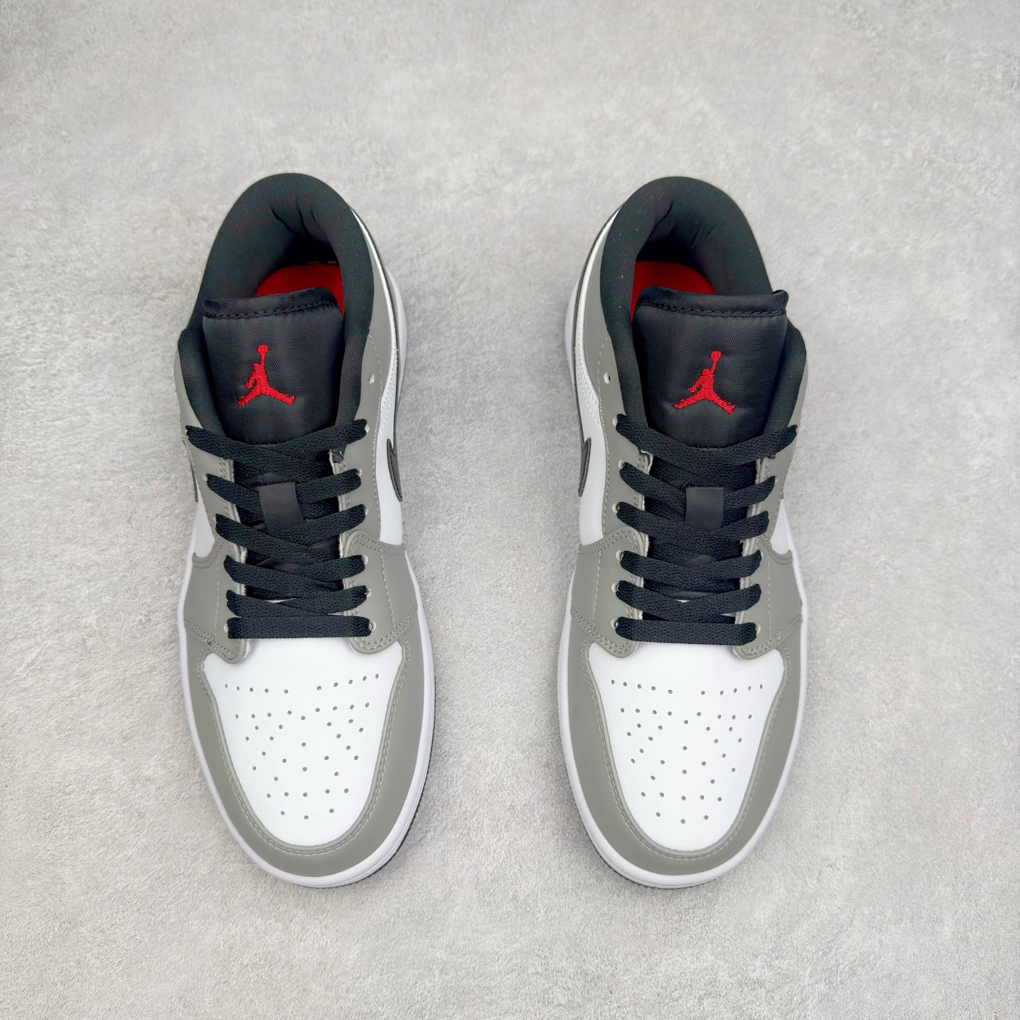 图片[2]-＃C版福利特价 Air Jordan AJ1 Low 低帮系列 百分百全新货品 零氧化发霉 给足利润空间操作 超乎所想的高性价比 原装楦头纸板开发 完美鞋型 超高清洁度 鞋型不臃肿别扭 原厂内置全掌气垫 A模大底 鞋舌AJ原厂专用牛津布 AJ专用反口珍珠布 原厂无杂质高弹内里海棉 特殊封边弹力鞋带 原鞋开模 拒绝公底 购置公司同步原材料 都有细节原汁原味 忠于原版 尺码：36 36.5 37.5 38 38.5 39 40 40.5 41 42 42.5 43 44 44.5 45 46-选品中心