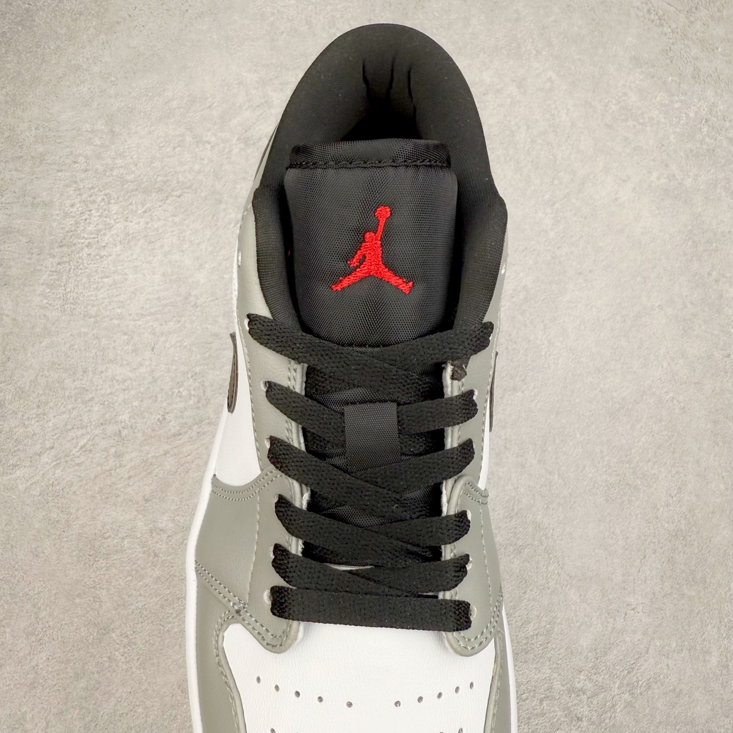 图片[5]-＃C版福利特价 Air Jordan AJ1 Low 低帮系列 百分百全新货品 零氧化发霉 给足利润空间操作 超乎所想的高性价比 原装楦头纸板开发 完美鞋型 超高清洁度 鞋型不臃肿别扭 原厂内置全掌气垫 A模大底 鞋舌AJ原厂专用牛津布 AJ专用反口珍珠布 原厂无杂质高弹内里海棉 特殊封边弹力鞋带 原鞋开模 拒绝公底 购置公司同步原材料 都有细节原汁原味 忠于原版 尺码：36 36.5 37.5 38 38.5 39 40 40.5 41 42 42.5 43 44 44.5 45 46-选品中心