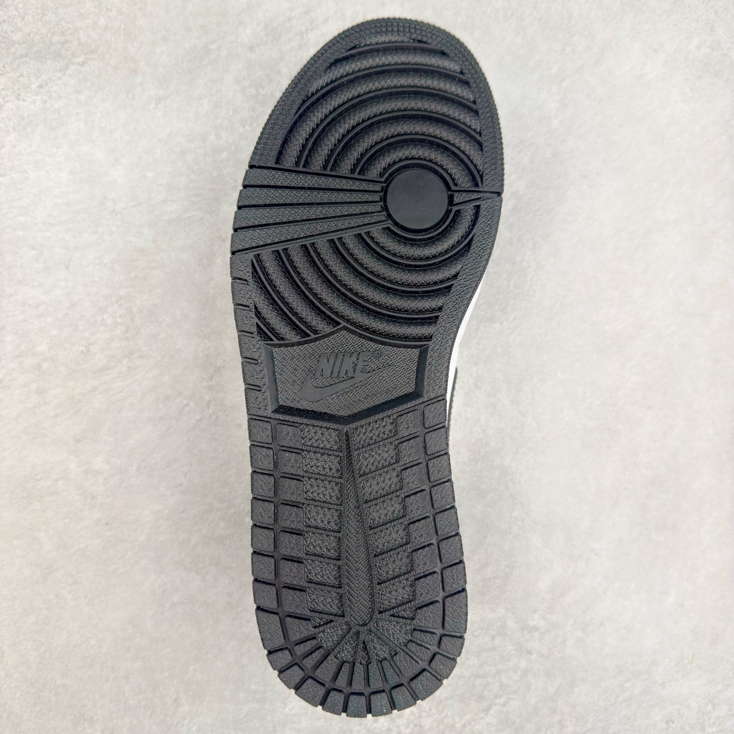 图片[9]-＃C版福利特价 Air Jordan AJ1 Low 低帮系列 百分百全新货品 零氧化发霉 给足利润空间操作 超乎所想的高性价比 原装楦头纸板开发 完美鞋型 超高清洁度 鞋型不臃肿别扭 原厂内置全掌气垫 A模大底 鞋舌AJ原厂专用牛津布 AJ专用反口珍珠布 原厂无杂质高弹内里海棉 特殊封边弹力鞋带 原鞋开模 拒绝公底 购置公司同步原材料 都有细节原汁原味 忠于原版 尺码：36 36.5 37.5 38 38.5 39 40 40.5 41 42 42.5 43 44 44.5 45 46-选品中心