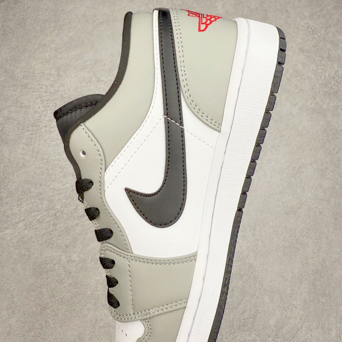 图片[7]-＃C版福利特价 Air Jordan AJ1 Low 低帮系列 百分百全新货品 零氧化发霉 给足利润空间操作 超乎所想的高性价比 原装楦头纸板开发 完美鞋型 超高清洁度 鞋型不臃肿别扭 原厂内置全掌气垫 A模大底 鞋舌AJ原厂专用牛津布 AJ专用反口珍珠布 原厂无杂质高弹内里海棉 特殊封边弹力鞋带 原鞋开模 拒绝公底 购置公司同步原材料 都有细节原汁原味 忠于原版 尺码：36 36.5 37.5 38 38.5 39 40 40.5 41 42 42.5 43 44 44.5 45 46-选品中心