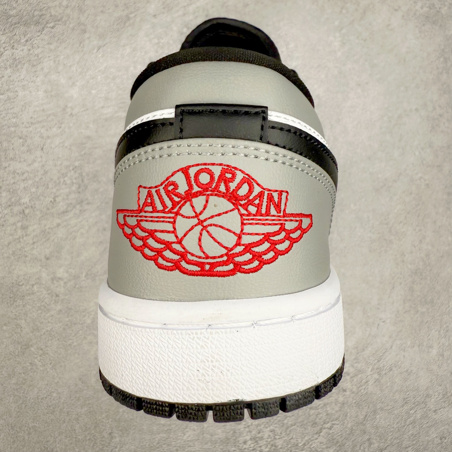 图片[8]-＃C版福利特价 Air Jordan AJ1 Low 低帮系列 百分百全新货品 零氧化发霉 给足利润空间操作 超乎所想的高性价比 原装楦头纸板开发 完美鞋型 超高清洁度 鞋型不臃肿别扭 原厂内置全掌气垫 A模大底 鞋舌AJ原厂专用牛津布 AJ专用反口珍珠布 原厂无杂质高弹内里海棉 特殊封边弹力鞋带 原鞋开模 拒绝公底 购置公司同步原材料 都有细节原汁原味 忠于原版 尺码：36 36.5 37.5 38 38.5 39 40 40.5 41 42 42.5 43 44 44.5 45 46-选品中心