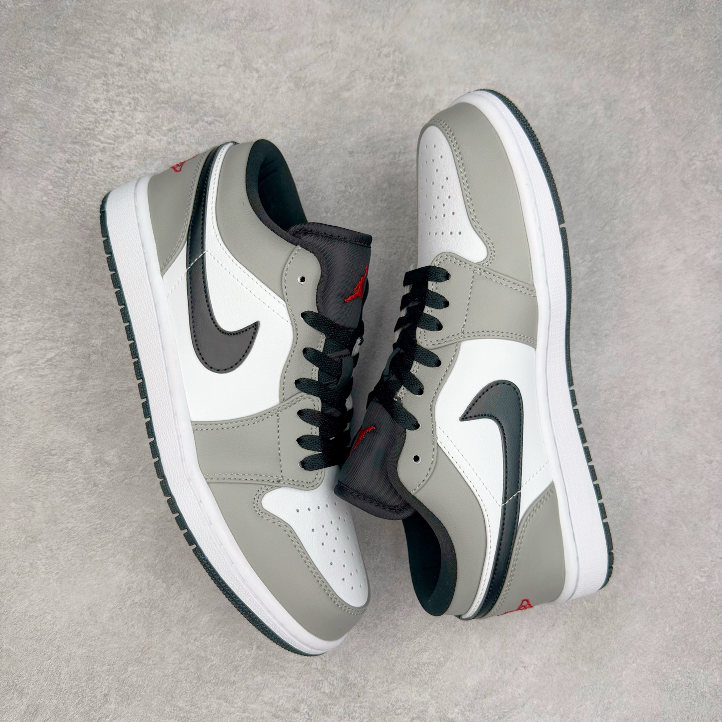 图片[3]-＃C版福利特价 Air Jordan AJ1 Low 低帮系列 百分百全新货品 零氧化发霉 给足利润空间操作 超乎所想的高性价比 原装楦头纸板开发 完美鞋型 超高清洁度 鞋型不臃肿别扭 原厂内置全掌气垫 A模大底 鞋舌AJ原厂专用牛津布 AJ专用反口珍珠布 原厂无杂质高弹内里海棉 特殊封边弹力鞋带 原鞋开模 拒绝公底 购置公司同步原材料 都有细节原汁原味 忠于原版 尺码：36 36.5 37.5 38 38.5 39 40 40.5 41 42 42.5 43 44 44.5 45 46-选品中心