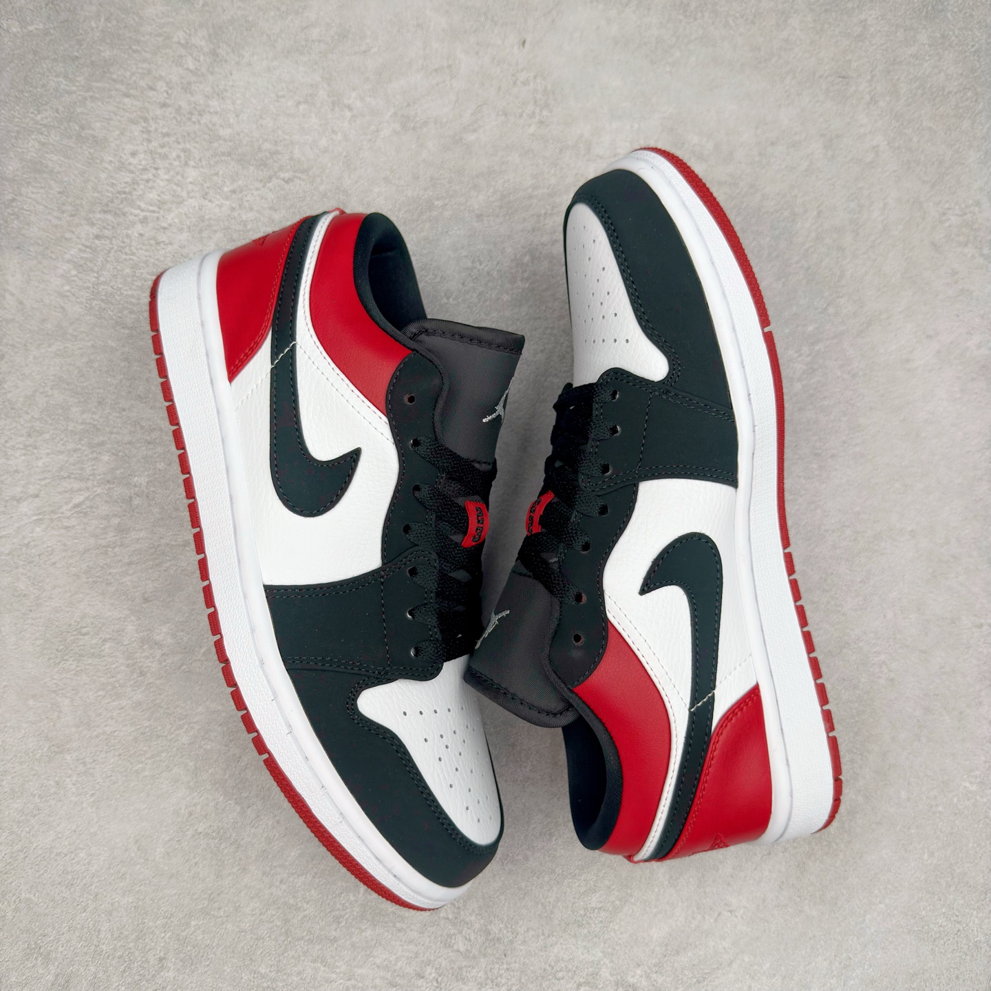 图片[3]-＃C版福利特价 Air Jordan AJ1 Low 低帮系列 百分百全新货品 零氧化发霉 给足利润空间操作 超乎所想的高性价比 原装楦头纸板开发 完美鞋型 超高清洁度 鞋型不臃肿别扭 原厂内置全掌气垫 A模大底 鞋舌AJ原厂专用牛津布 AJ专用反口珍珠布 原厂无杂质高弹内里海棉 特殊封边弹力鞋带 原鞋开模 拒绝公底 购置公司同步原材料 都有细节原汁原味 忠于原版 尺码：36 36.5 37.5 38 38.5 39 40 40.5 41 42 42.5 43 44 44.5 45 46-选品中心