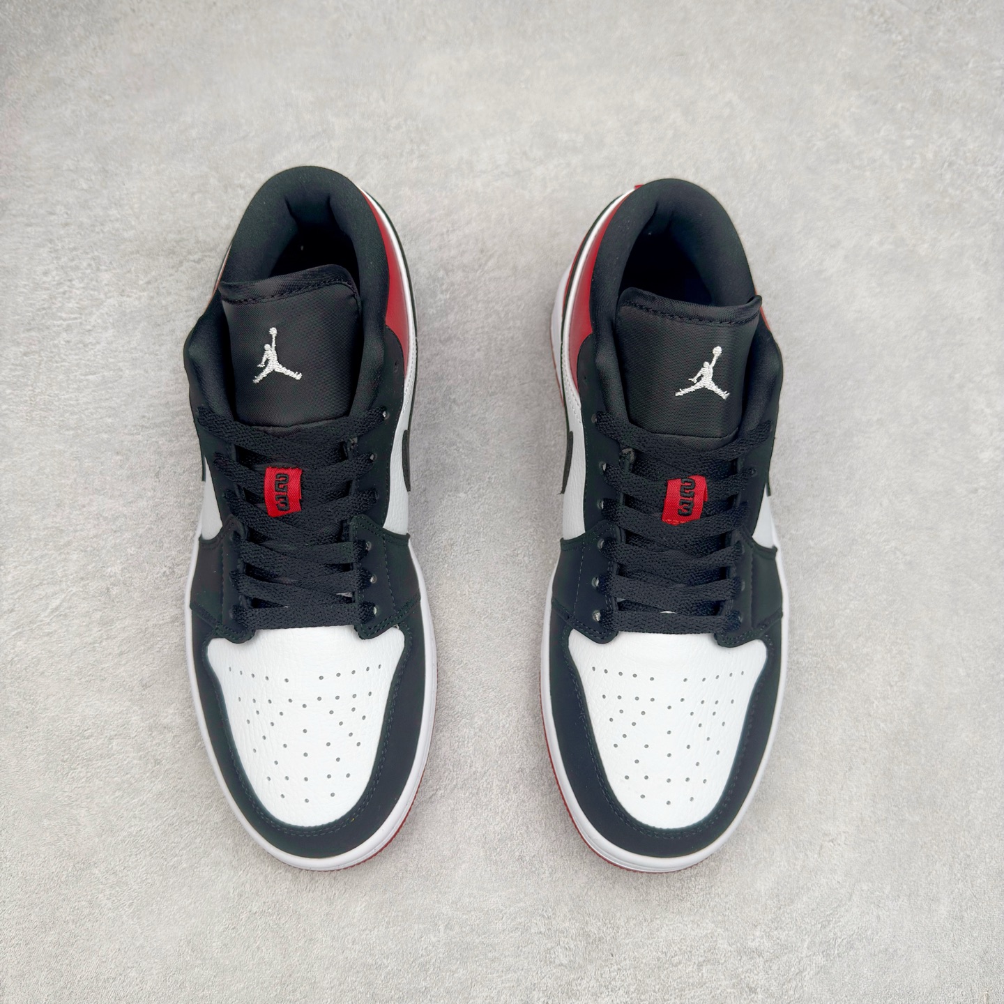 图片[2]-＃C版福利特价 Air Jordan AJ1 Low 低帮系列 百分百全新货品 零氧化发霉 给足利润空间操作 超乎所想的高性价比 原装楦头纸板开发 完美鞋型 超高清洁度 鞋型不臃肿别扭 原厂内置全掌气垫 A模大底 鞋舌AJ原厂专用牛津布 AJ专用反口珍珠布 原厂无杂质高弹内里海棉 特殊封边弹力鞋带 原鞋开模 拒绝公底 购置公司同步原材料 都有细节原汁原味 忠于原版 尺码：36 36.5 37.5 38 38.5 39 40 40.5 41 42 42.5 43 44 44.5 45 46-选品中心