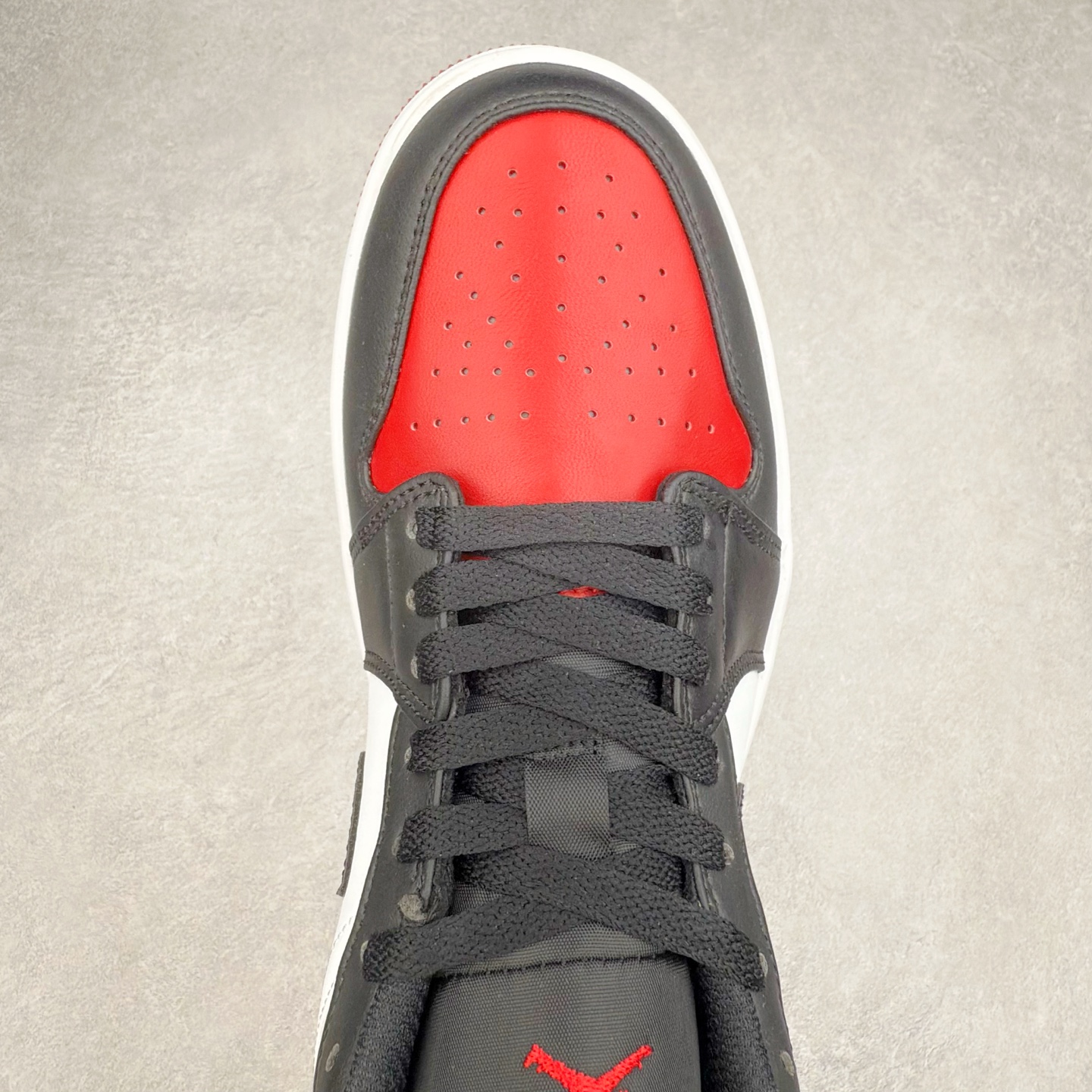 图片[4]-＃C版福利特价 Air Jordan AJ1 Low 低帮系列 百分百全新货品 零氧化发霉 给足利润空间操作 超乎所想的高性价比 原装楦头纸板开发 完美鞋型 超高清洁度 鞋型不臃肿别扭 原厂内置全掌气垫 A模大底 鞋舌AJ原厂专用牛津布 AJ专用反口珍珠布 原厂无杂质高弹内里海棉 特殊封边弹力鞋带 原鞋开模 拒绝公底 购置公司同步原材料 都有细节原汁原味 忠于原版 尺码：36 36.5 37.5 38 38.5 39 40 40.5 41 42 42.5 43 44 44.5 45 46-选品中心