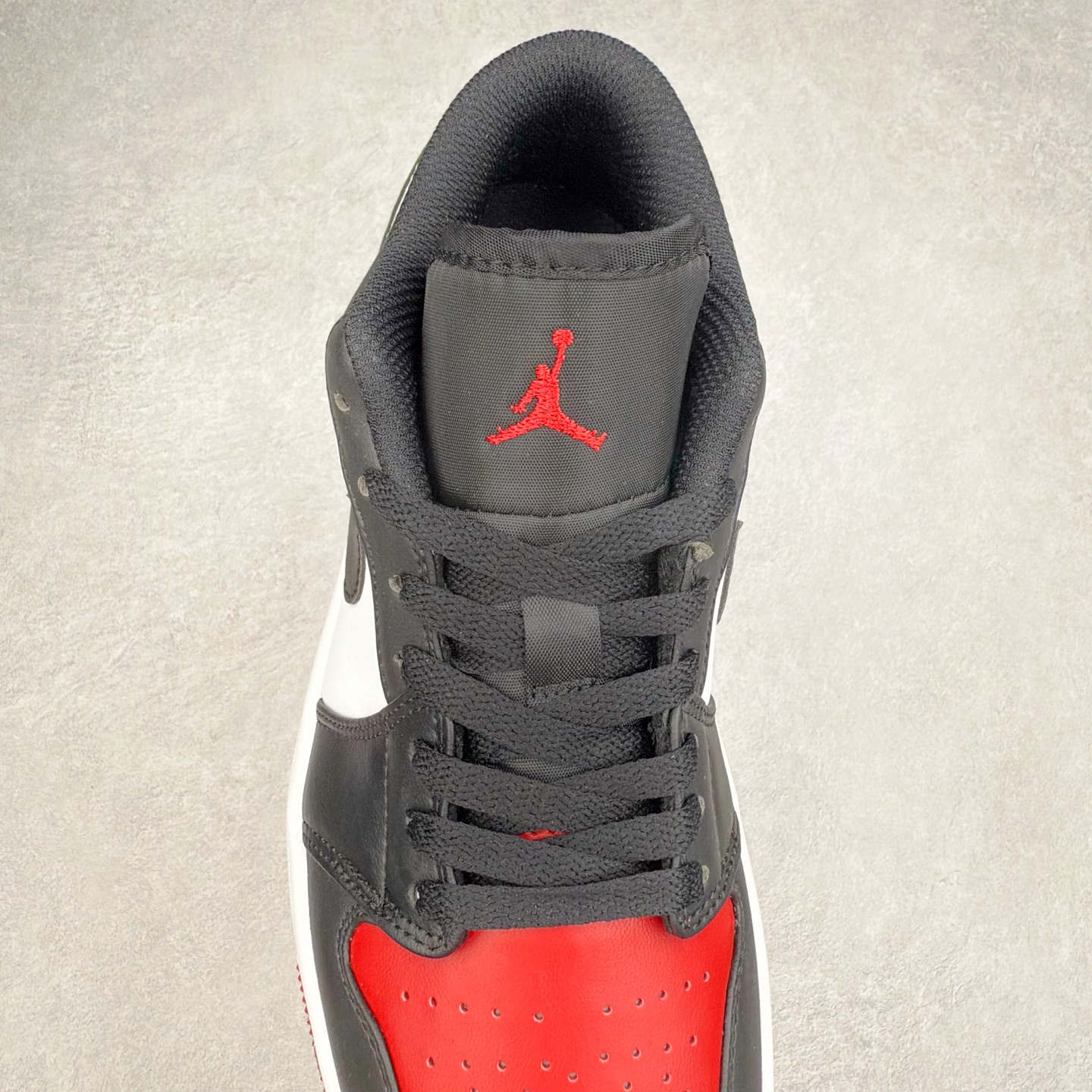 图片[5]-＃C版福利特价 Air Jordan AJ1 Low 低帮系列 百分百全新货品 零氧化发霉 给足利润空间操作 超乎所想的高性价比 原装楦头纸板开发 完美鞋型 超高清洁度 鞋型不臃肿别扭 原厂内置全掌气垫 A模大底 鞋舌AJ原厂专用牛津布 AJ专用反口珍珠布 原厂无杂质高弹内里海棉 特殊封边弹力鞋带 原鞋开模 拒绝公底 购置公司同步原材料 都有细节原汁原味 忠于原版 尺码：36 36.5 37.5 38 38.5 39 40 40.5 41 42 42.5 43 44 44.5 45 46-选品中心