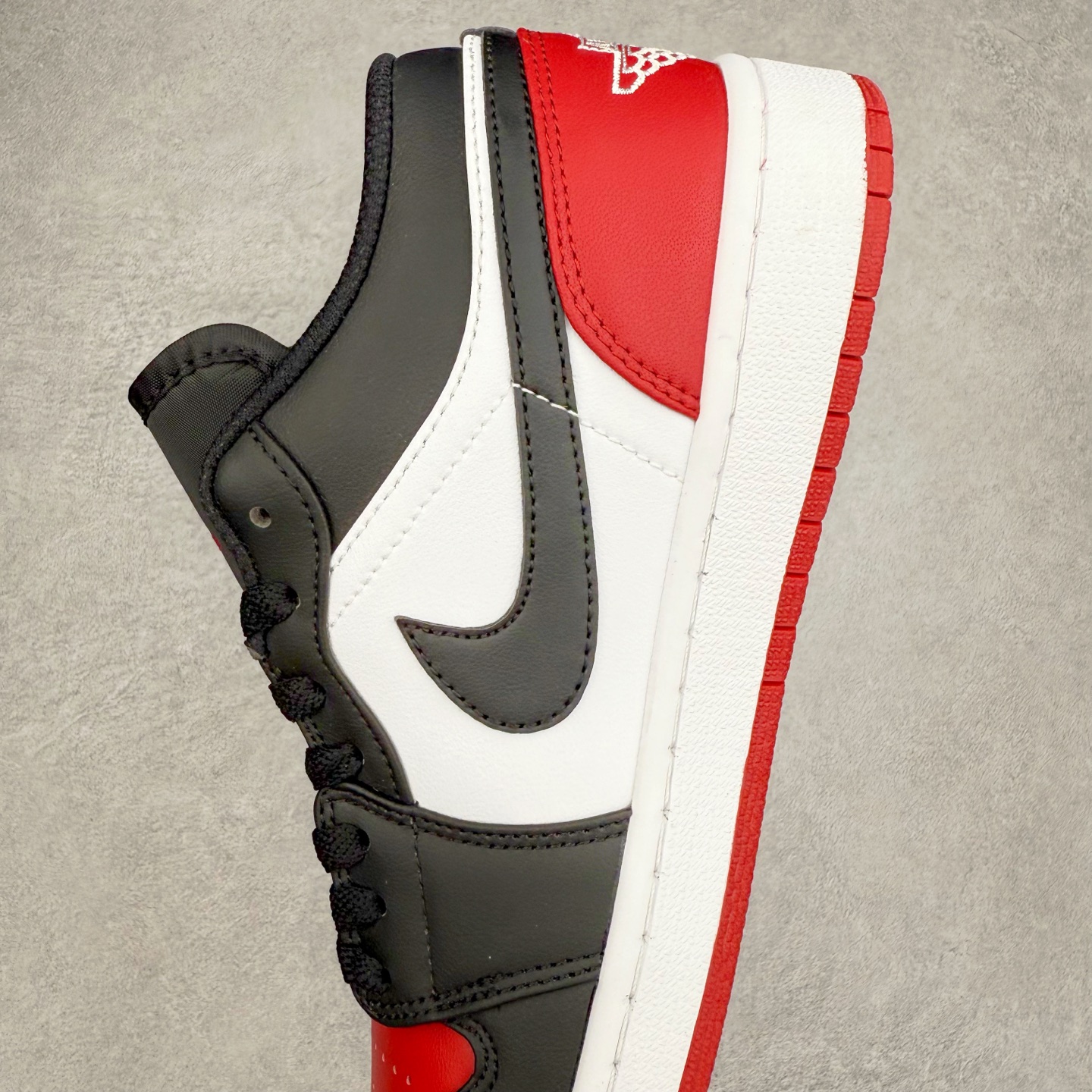 图片[7]-＃C版福利特价 Air Jordan AJ1 Low 低帮系列 百分百全新货品 零氧化发霉 给足利润空间操作 超乎所想的高性价比 原装楦头纸板开发 完美鞋型 超高清洁度 鞋型不臃肿别扭 原厂内置全掌气垫 A模大底 鞋舌AJ原厂专用牛津布 AJ专用反口珍珠布 原厂无杂质高弹内里海棉 特殊封边弹力鞋带 原鞋开模 拒绝公底 购置公司同步原材料 都有细节原汁原味 忠于原版 尺码：36 36.5 37.5 38 38.5 39 40 40.5 41 42 42.5 43 44 44.5 45 46-选品中心