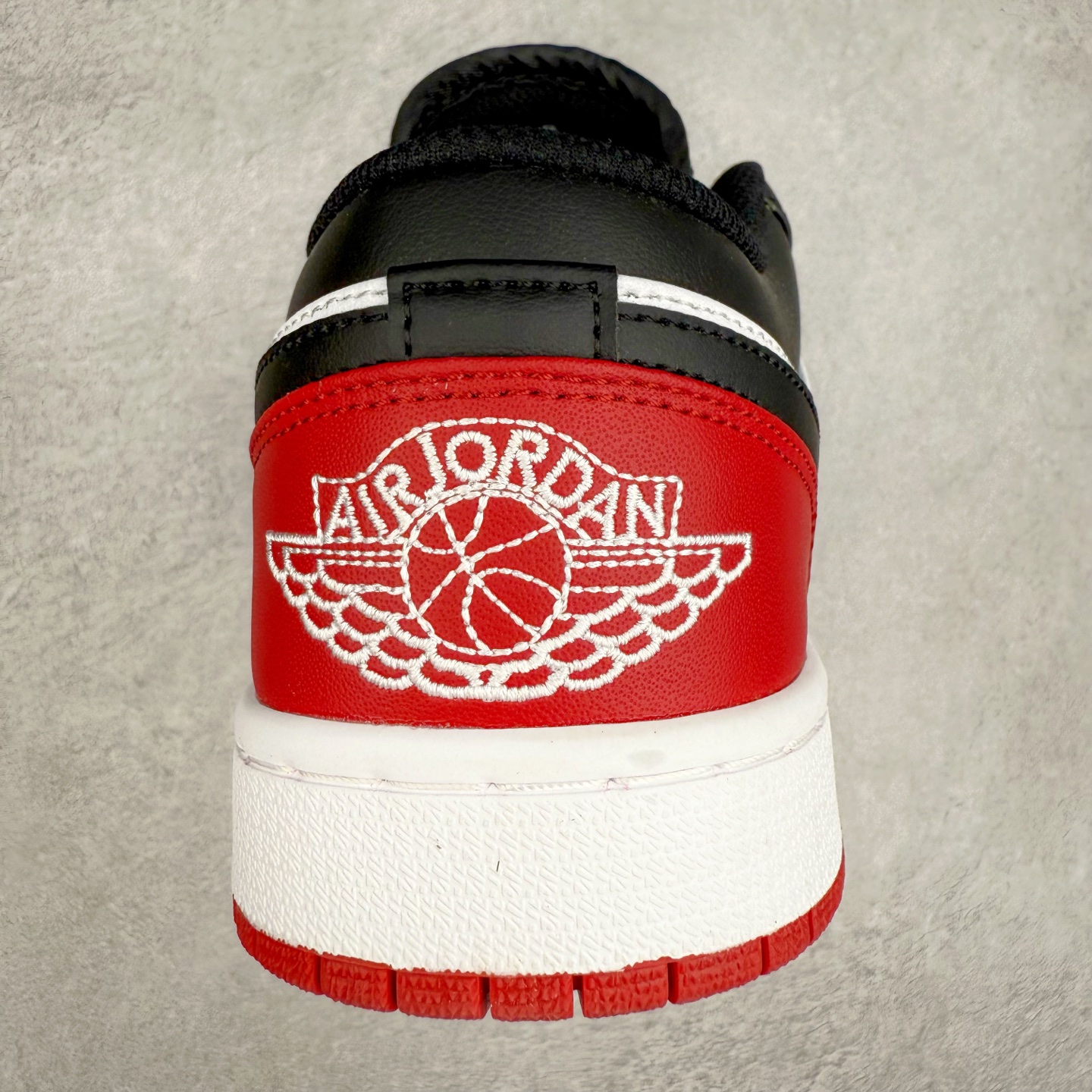 图片[8]-＃C版福利特价 Air Jordan AJ1 Low 低帮系列 百分百全新货品 零氧化发霉 给足利润空间操作 超乎所想的高性价比 原装楦头纸板开发 完美鞋型 超高清洁度 鞋型不臃肿别扭 原厂内置全掌气垫 A模大底 鞋舌AJ原厂专用牛津布 AJ专用反口珍珠布 原厂无杂质高弹内里海棉 特殊封边弹力鞋带 原鞋开模 拒绝公底 购置公司同步原材料 都有细节原汁原味 忠于原版 尺码：36 36.5 37.5 38 38.5 39 40 40.5 41 42 42.5 43 44 44.5 45 46-选品中心