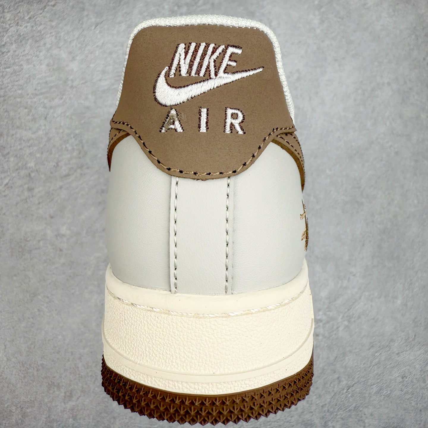 图片[8]-NK Air Force 1´07 Low 空军一号低帮百搭休闲运动板鞋 ZH2598-320 柔软、弹性十足的缓震性能和出色的中底设计 横跨复古与现代的外型结合 造就出风靡全球 三十多年的Force 1 直到今天还深受青睐 实拍调校N版已经零色差零失真 百分百还原实物色彩所见即所得 不存在货不对板色差等低级问题 选购参考实物拍摄 不混卖不参货 只用心做好货严格选品 承诺混一赔十 尺码：36 36.5 37.5 38 38.5 39 40 40.5 41 42 42.5 43 44 44.5 45-选品中心