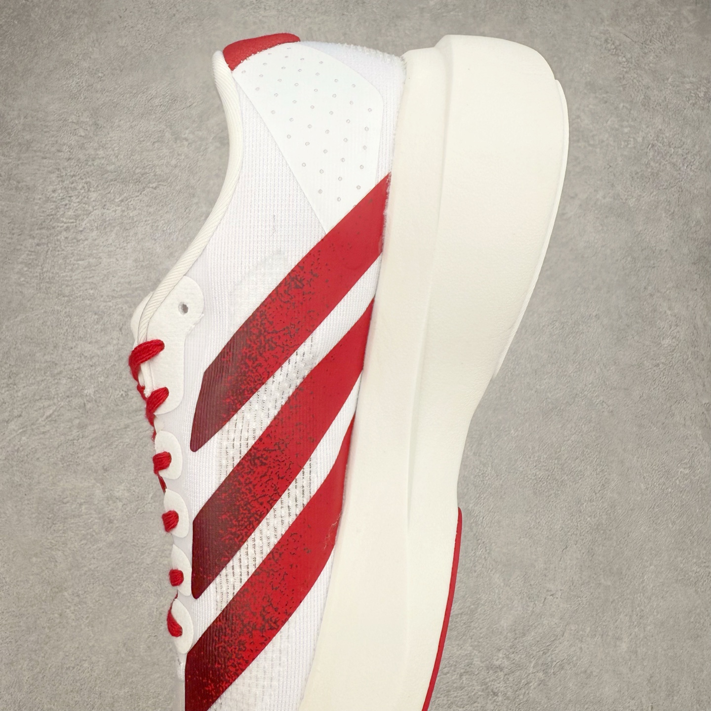 图片[7]-AD Adizero EVO SL 马拉松竞速专业跑鞋 JQ74576 CELERMESH针织网面非常轻薄 纤维间的缝隙很大 可以保证跑步时的透气、排汗效果 鞋舌直接与两侧的内衬和鞋底连接在一起 在跑步过程中不会被鞋舌的左右移动所困扰 在标准鞋带孔的基础上再拓宽一组鞋带孔 适合不同脚型的需求 突破性 EnergyRods 技术，有助于跑者实现更好的成绩 中底独特的LIGHTSTRIKE PRO泡棉材质 微弹感觉在跑步过程中给予了良好的支撑体验 对于顶级精英和高水平进阶跑者来说 ADIOS PRO是一双值得信赖的竞速比赛用鞋 尺码：36 36.5 37.5 38 38.5 39 40 40.5 41 42 42.5 43 44 44.5 45-选品中心