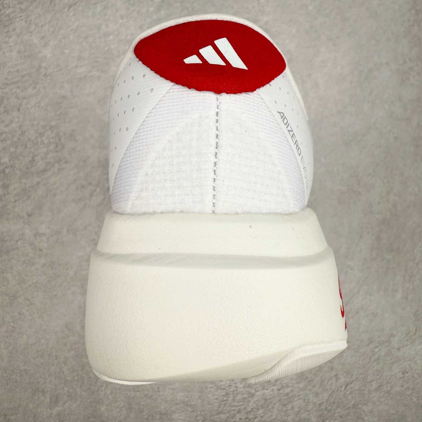 图片[8]-AD Adizero EVO SL 马拉松竞速专业跑鞋 JQ74576 CELERMESH针织网面非常轻薄 纤维间的缝隙很大 可以保证跑步时的透气、排汗效果 鞋舌直接与两侧的内衬和鞋底连接在一起 在跑步过程中不会被鞋舌的左右移动所困扰 在标准鞋带孔的基础上再拓宽一组鞋带孔 适合不同脚型的需求 突破性 EnergyRods 技术，有助于跑者实现更好的成绩 中底独特的LIGHTSTRIKE PRO泡棉材质 微弹感觉在跑步过程中给予了良好的支撑体验 对于顶级精英和高水平进阶跑者来说 ADIOS PRO是一双值得信赖的竞速比赛用鞋 尺码：36 36.5 37.5 38 38.5 39 40 40.5 41 42 42.5 43 44 44.5 45-选品中心