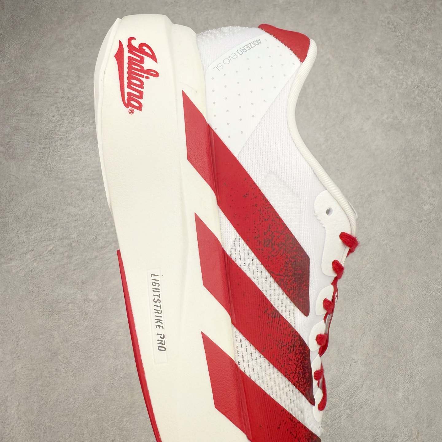 图片[6]-AD Adizero EVO SL 马拉松竞速专业跑鞋 JQ74576 CELERMESH针织网面非常轻薄 纤维间的缝隙很大 可以保证跑步时的透气、排汗效果 鞋舌直接与两侧的内衬和鞋底连接在一起 在跑步过程中不会被鞋舌的左右移动所困扰 在标准鞋带孔的基础上再拓宽一组鞋带孔 适合不同脚型的需求 突破性 EnergyRods 技术，有助于跑者实现更好的成绩 中底独特的LIGHTSTRIKE PRO泡棉材质 微弹感觉在跑步过程中给予了良好的支撑体验 对于顶级精英和高水平进阶跑者来说 ADIOS PRO是一双值得信赖的竞速比赛用鞋 尺码：36 36.5 37.5 38 38.5 39 40 40.5 41 42 42.5 43 44 44.5 45-选品中心