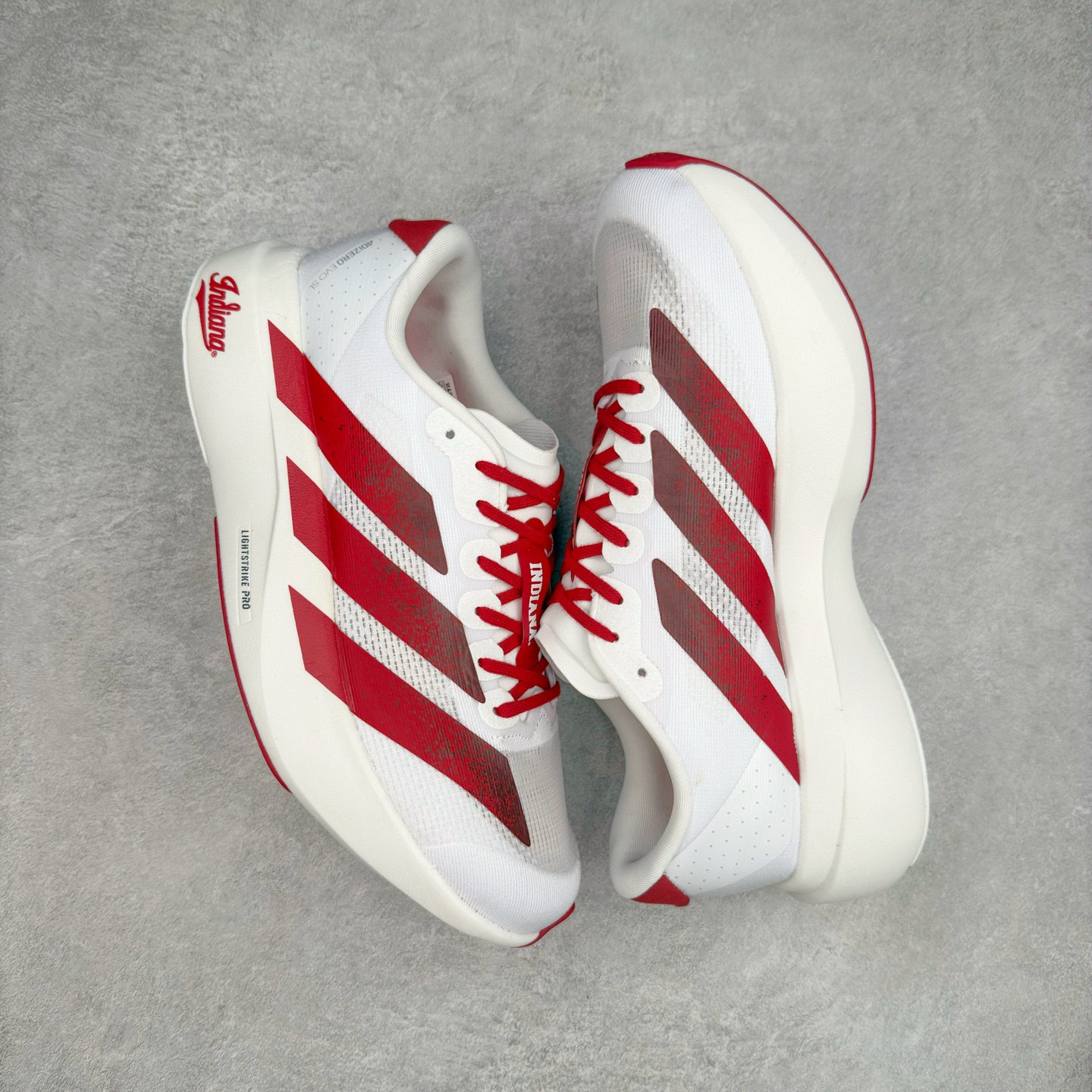 图片[3]-AD Adizero EVO SL 马拉松竞速专业跑鞋 JQ74576 CELERMESH针织网面非常轻薄 纤维间的缝隙很大 可以保证跑步时的透气、排汗效果 鞋舌直接与两侧的内衬和鞋底连接在一起 在跑步过程中不会被鞋舌的左右移动所困扰 在标准鞋带孔的基础上再拓宽一组鞋带孔 适合不同脚型的需求 突破性 EnergyRods 技术，有助于跑者实现更好的成绩 中底独特的LIGHTSTRIKE PRO泡棉材质 微弹感觉在跑步过程中给予了良好的支撑体验 对于顶级精英和高水平进阶跑者来说 ADIOS PRO是一双值得信赖的竞速比赛用鞋 尺码：36 36.5 37.5 38 38.5 39 40 40.5 41 42 42.5 43 44 44.5 45-选品中心