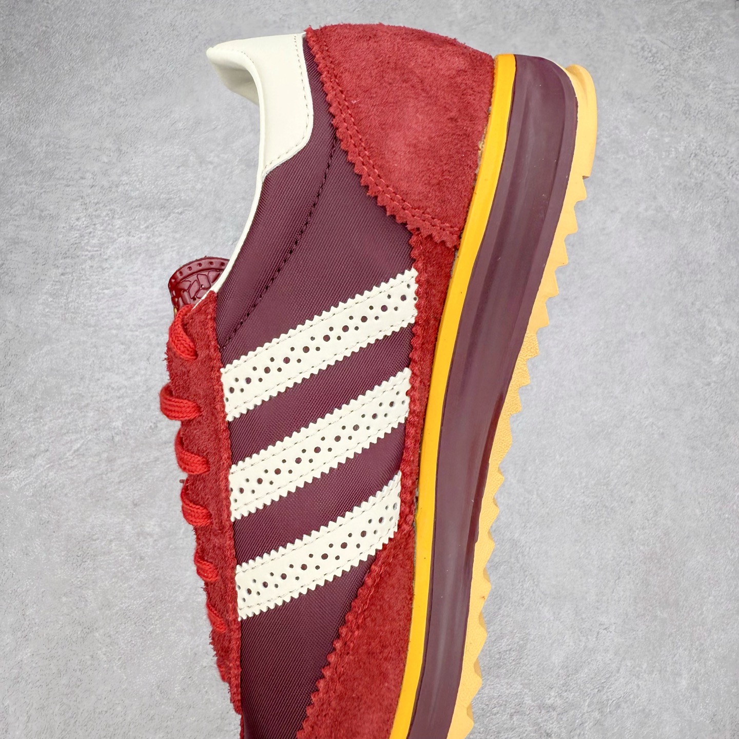 图片[7]-＃HP纯原 AD Wmns SL72 OG 系列德训足球风百搭低帮休闲运动板鞋 JQ0989 采用高弹EVA+MODEL+RB三层组合底 区别市面RB一体大底 三层组合鞋底重量与原鞋一致 Originals 将有「T 头鞋」造型的诞生于 1972 年的 SL72 鞋款复刻带回 各位买鞋又有新选择了 1972 年 SL72 问世后 引领了后来阿迪达斯的跑鞋发展方向 其中「SL」代表了 Super Light 彰显了产品轻便的特性 1972 年 SL72 问世后 引领了后来阿迪达斯的跑鞋发展方向 其中「SL」代表了 Super Light 彰显了产品轻便的特性 这次 Originals 延续其轻质经典的基因 带来男女两款 SL72 男生款带来 SL72 RS 鞋型 RS 意为 Reshaped（重塑）鞋款在保留了经典的外观基础上 在尼龙材质里增加了填充物 使鞋型更加挺立和饱满 鞋头则更加圆润 鞋底的 EVA 材质则增加了鞋款的高度 女生款则带来 SL72 OG W 鞋型 OG 顾名思义则是致敬经典款式 相较于 RS（Reshaped）鞋款 鞋身更加纤细 其整体鞋身轮廓、线条、细节、材质上尊崇 70 年代 SL72 的设计 还原经典味道 尺码：36 36⅔ 37⅓ 38 38⅔ 39⅓ 40 40⅔ 41⅓ 42 42⅔ 43⅓ 44 44⅔ 45-选品中心