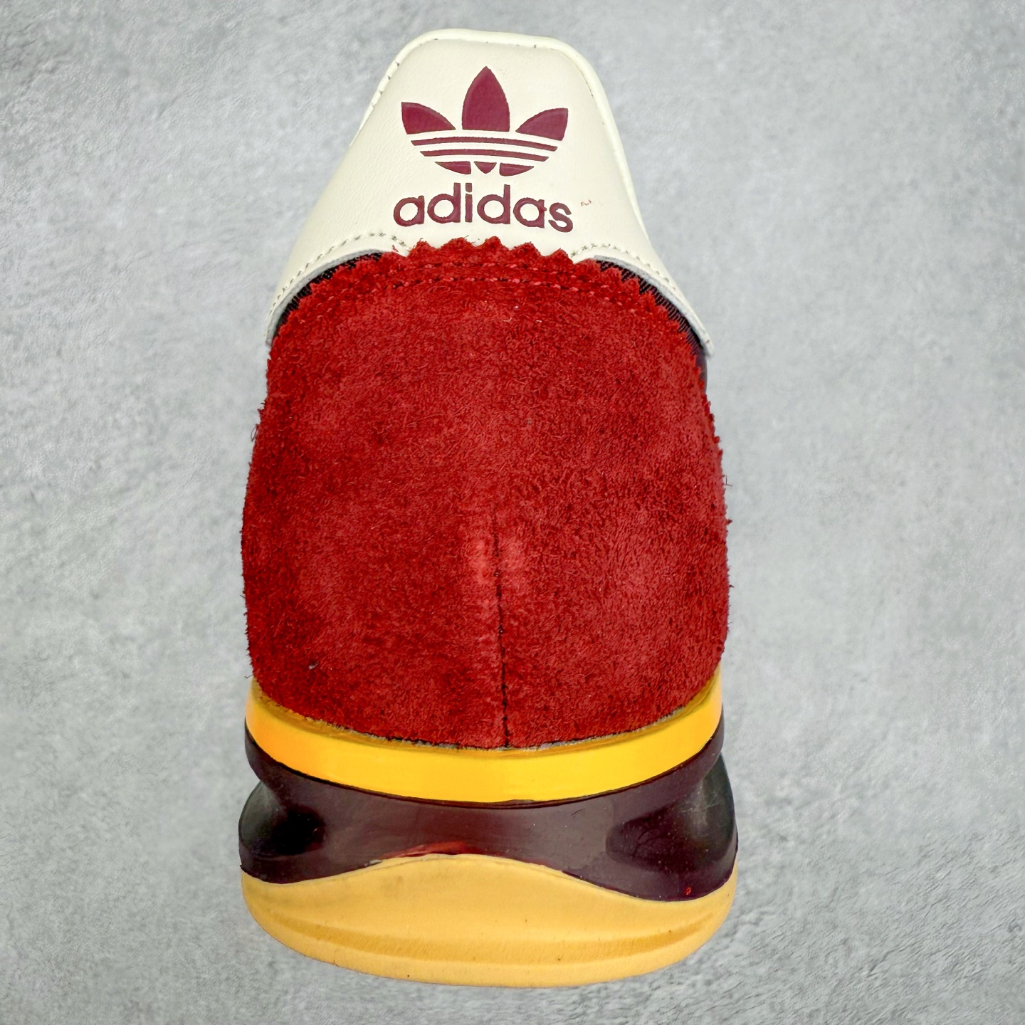 图片[8]-＃HP纯原 AD Wmns SL72 OG 系列德训足球风百搭低帮休闲运动板鞋 JQ0989 采用高弹EVA+MODEL+RB三层组合底 区别市面RB一体大底 三层组合鞋底重量与原鞋一致 Originals 将有「T 头鞋」造型的诞生于 1972 年的 SL72 鞋款复刻带回 各位买鞋又有新选择了 1972 年 SL72 问世后 引领了后来阿迪达斯的跑鞋发展方向 其中「SL」代表了 Super Light 彰显了产品轻便的特性 1972 年 SL72 问世后 引领了后来阿迪达斯的跑鞋发展方向 其中「SL」代表了 Super Light 彰显了产品轻便的特性 这次 Originals 延续其轻质经典的基因 带来男女两款 SL72 男生款带来 SL72 RS 鞋型 RS 意为 Reshaped（重塑）鞋款在保留了经典的外观基础上 在尼龙材质里增加了填充物 使鞋型更加挺立和饱满 鞋头则更加圆润 鞋底的 EVA 材质则增加了鞋款的高度 女生款则带来 SL72 OG W 鞋型 OG 顾名思义则是致敬经典款式 相较于 RS（Reshaped）鞋款 鞋身更加纤细 其整体鞋身轮廓、线条、细节、材质上尊崇 70 年代 SL72 的设计 还原经典味道 尺码：36 36⅔ 37⅓ 38 38⅔ 39⅓ 40 40⅔ 41⅓ 42 42⅔ 43⅓ 44 44⅔ 45-选品中心