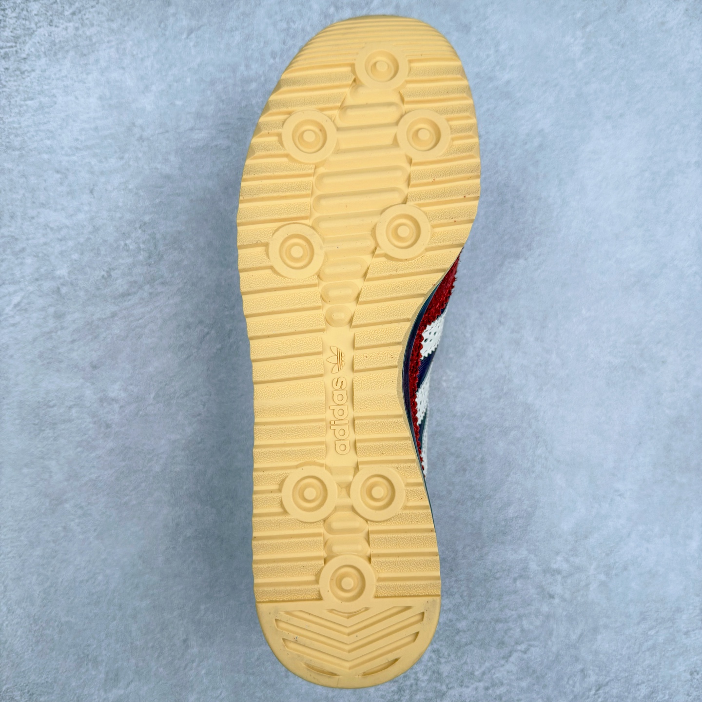 图片[9]-＃HP纯原 AD Wmns SL72 OG 系列德训足球风百搭低帮休闲运动板鞋 JQ0989 采用高弹EVA+MODEL+RB三层组合底 区别市面RB一体大底 三层组合鞋底重量与原鞋一致 Originals 将有「T 头鞋」造型的诞生于 1972 年的 SL72 鞋款复刻带回 各位买鞋又有新选择了 1972 年 SL72 问世后 引领了后来阿迪达斯的跑鞋发展方向 其中「SL」代表了 Super Light 彰显了产品轻便的特性 1972 年 SL72 问世后 引领了后来阿迪达斯的跑鞋发展方向 其中「SL」代表了 Super Light 彰显了产品轻便的特性 这次 Originals 延续其轻质经典的基因 带来男女两款 SL72 男生款带来 SL72 RS 鞋型 RS 意为 Reshaped（重塑）鞋款在保留了经典的外观基础上 在尼龙材质里增加了填充物 使鞋型更加挺立和饱满 鞋头则更加圆润 鞋底的 EVA 材质则增加了鞋款的高度 女生款则带来 SL72 OG W 鞋型 OG 顾名思义则是致敬经典款式 相较于 RS（Reshaped）鞋款 鞋身更加纤细 其整体鞋身轮廓、线条、细节、材质上尊崇 70 年代 SL72 的设计 还原经典味道 尺码：36 36⅔ 37⅓ 38 38⅔ 39⅓ 40 40⅔ 41⅓ 42 42⅔ 43⅓ 44 44⅔ 45-选品中心