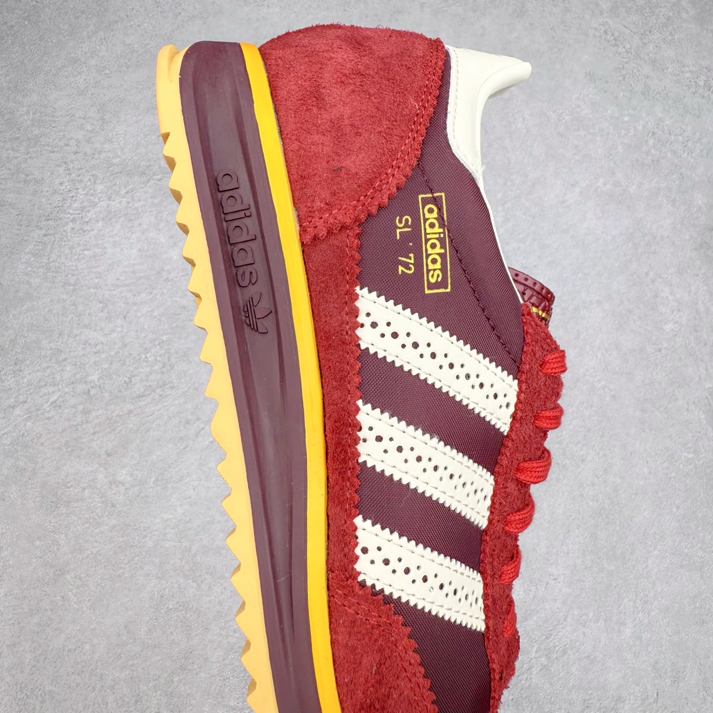 图片[6]-＃HP纯原 AD Wmns SL72 OG 系列德训足球风百搭低帮休闲运动板鞋 JQ0989 采用高弹EVA+MODEL+RB三层组合底 区别市面RB一体大底 三层组合鞋底重量与原鞋一致 Originals 将有「T 头鞋」造型的诞生于 1972 年的 SL72 鞋款复刻带回 各位买鞋又有新选择了 1972 年 SL72 问世后 引领了后来阿迪达斯的跑鞋发展方向 其中「SL」代表了 Super Light 彰显了产品轻便的特性 1972 年 SL72 问世后 引领了后来阿迪达斯的跑鞋发展方向 其中「SL」代表了 Super Light 彰显了产品轻便的特性 这次 Originals 延续其轻质经典的基因 带来男女两款 SL72 男生款带来 SL72 RS 鞋型 RS 意为 Reshaped（重塑）鞋款在保留了经典的外观基础上 在尼龙材质里增加了填充物 使鞋型更加挺立和饱满 鞋头则更加圆润 鞋底的 EVA 材质则增加了鞋款的高度 女生款则带来 SL72 OG W 鞋型 OG 顾名思义则是致敬经典款式 相较于 RS（Reshaped）鞋款 鞋身更加纤细 其整体鞋身轮廓、线条、细节、材质上尊崇 70 年代 SL72 的设计 还原经典味道 尺码：36 36⅔ 37⅓ 38 38⅔ 39⅓ 40 40⅔ 41⅓ 42 42⅔ 43⅓ 44 44⅔ 45-选品中心