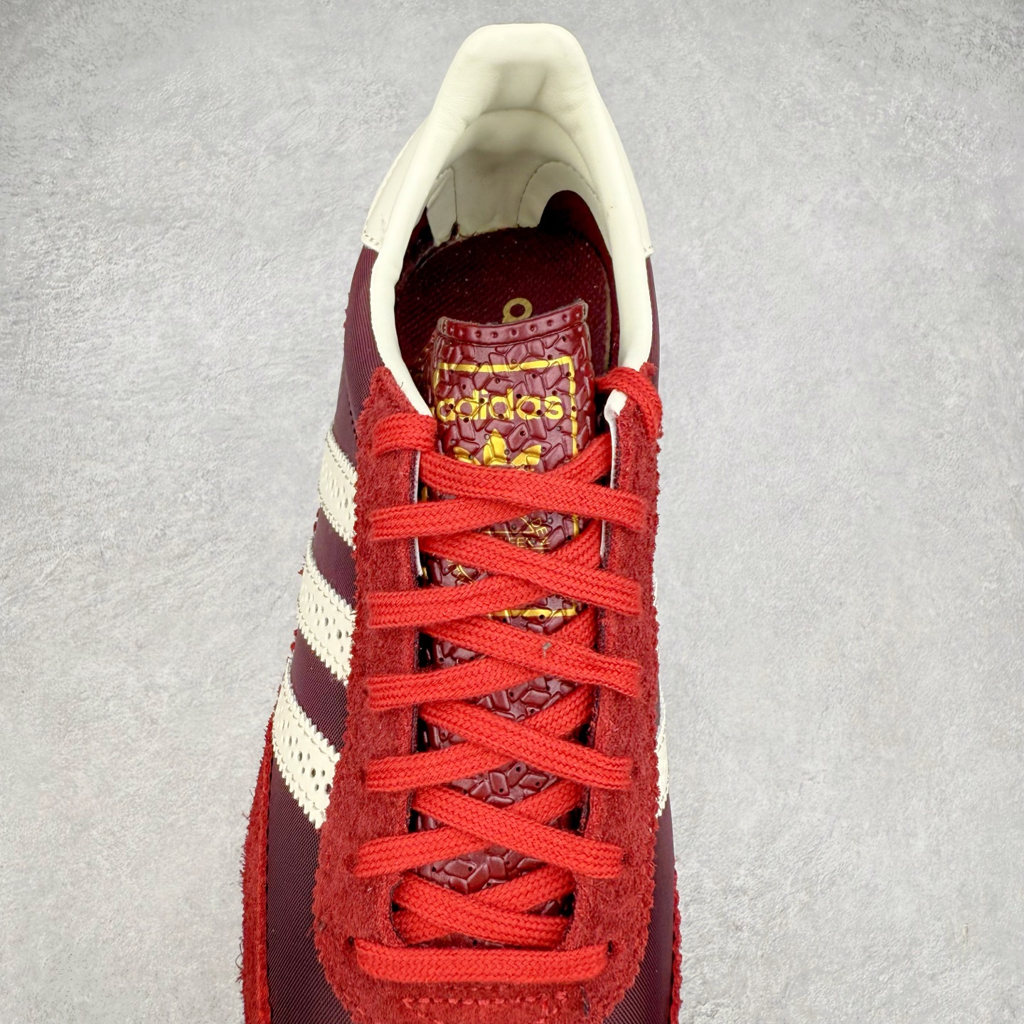 图片[5]-＃HP纯原 AD Wmns SL72 OG 系列德训足球风百搭低帮休闲运动板鞋 JQ0989 采用高弹EVA+MODEL+RB三层组合底 区别市面RB一体大底 三层组合鞋底重量与原鞋一致 Originals 将有「T 头鞋」造型的诞生于 1972 年的 SL72 鞋款复刻带回 各位买鞋又有新选择了 1972 年 SL72 问世后 引领了后来阿迪达斯的跑鞋发展方向 其中「SL」代表了 Super Light 彰显了产品轻便的特性 1972 年 SL72 问世后 引领了后来阿迪达斯的跑鞋发展方向 其中「SL」代表了 Super Light 彰显了产品轻便的特性 这次 Originals 延续其轻质经典的基因 带来男女两款 SL72 男生款带来 SL72 RS 鞋型 RS 意为 Reshaped（重塑）鞋款在保留了经典的外观基础上 在尼龙材质里增加了填充物 使鞋型更加挺立和饱满 鞋头则更加圆润 鞋底的 EVA 材质则增加了鞋款的高度 女生款则带来 SL72 OG W 鞋型 OG 顾名思义则是致敬经典款式 相较于 RS（Reshaped）鞋款 鞋身更加纤细 其整体鞋身轮廓、线条、细节、材质上尊崇 70 年代 SL72 的设计 还原经典味道 尺码：36 36⅔ 37⅓ 38 38⅔ 39⅓ 40 40⅔ 41⅓ 42 42⅔ 43⅓ 44 44⅔ 45-选品中心