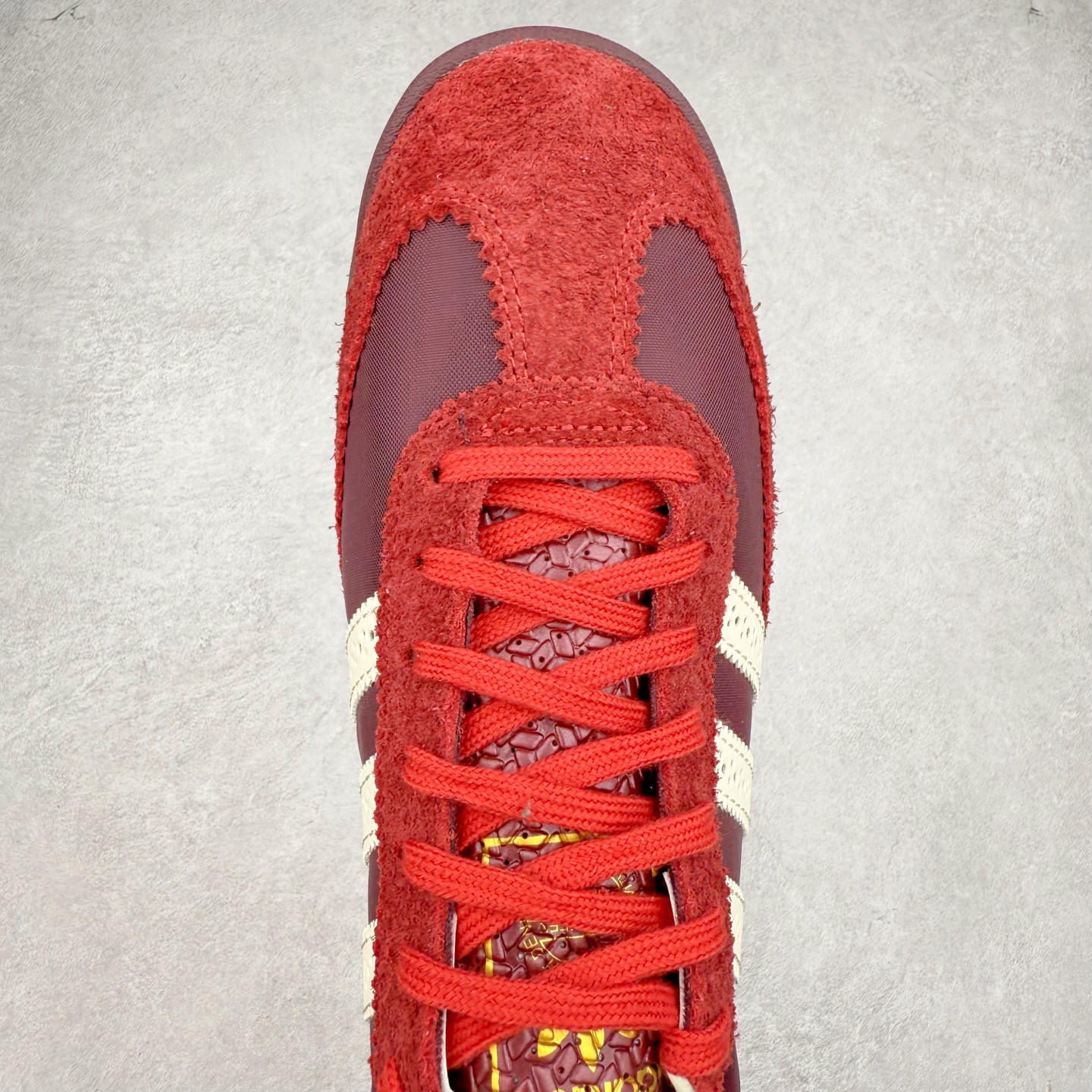 图片[4]-＃HP纯原 AD Wmns SL72 OG 系列德训足球风百搭低帮休闲运动板鞋 JQ0989 采用高弹EVA+MODEL+RB三层组合底 区别市面RB一体大底 三层组合鞋底重量与原鞋一致 Originals 将有「T 头鞋」造型的诞生于 1972 年的 SL72 鞋款复刻带回 各位买鞋又有新选择了 1972 年 SL72 问世后 引领了后来阿迪达斯的跑鞋发展方向 其中「SL」代表了 Super Light 彰显了产品轻便的特性 1972 年 SL72 问世后 引领了后来阿迪达斯的跑鞋发展方向 其中「SL」代表了 Super Light 彰显了产品轻便的特性 这次 Originals 延续其轻质经典的基因 带来男女两款 SL72 男生款带来 SL72 RS 鞋型 RS 意为 Reshaped（重塑）鞋款在保留了经典的外观基础上 在尼龙材质里增加了填充物 使鞋型更加挺立和饱满 鞋头则更加圆润 鞋底的 EVA 材质则增加了鞋款的高度 女生款则带来 SL72 OG W 鞋型 OG 顾名思义则是致敬经典款式 相较于 RS（Reshaped）鞋款 鞋身更加纤细 其整体鞋身轮廓、线条、细节、材质上尊崇 70 年代 SL72 的设计 还原经典味道 尺码：36 36⅔ 37⅓ 38 38⅔ 39⅓ 40 40⅔ 41⅓ 42 42⅔ 43⅓ 44 44⅔ 45-选品中心