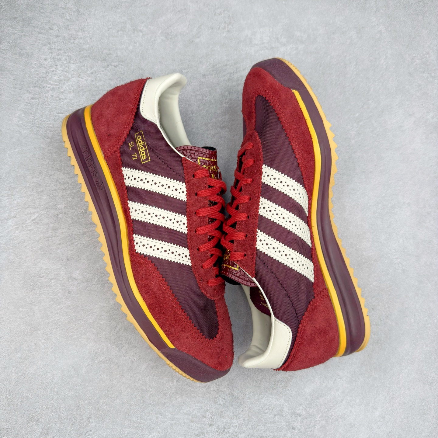 图片[3]-＃HP纯原 AD Wmns SL72 OG 系列德训足球风百搭低帮休闲运动板鞋 JQ0989 采用高弹EVA+MODEL+RB三层组合底 区别市面RB一体大底 三层组合鞋底重量与原鞋一致 Originals 将有「T 头鞋」造型的诞生于 1972 年的 SL72 鞋款复刻带回 各位买鞋又有新选择了 1972 年 SL72 问世后 引领了后来阿迪达斯的跑鞋发展方向 其中「SL」代表了 Super Light 彰显了产品轻便的特性 1972 年 SL72 问世后 引领了后来阿迪达斯的跑鞋发展方向 其中「SL」代表了 Super Light 彰显了产品轻便的特性 这次 Originals 延续其轻质经典的基因 带来男女两款 SL72 男生款带来 SL72 RS 鞋型 RS 意为 Reshaped（重塑）鞋款在保留了经典的外观基础上 在尼龙材质里增加了填充物 使鞋型更加挺立和饱满 鞋头则更加圆润 鞋底的 EVA 材质则增加了鞋款的高度 女生款则带来 SL72 OG W 鞋型 OG 顾名思义则是致敬经典款式 相较于 RS（Reshaped）鞋款 鞋身更加纤细 其整体鞋身轮廓、线条、细节、材质上尊崇 70 年代 SL72 的设计 还原经典味道 尺码：36 36⅔ 37⅓ 38 38⅔ 39⅓ 40 40⅔ 41⅓ 42 42⅔ 43⅓ 44 44⅔ 45-选品中心