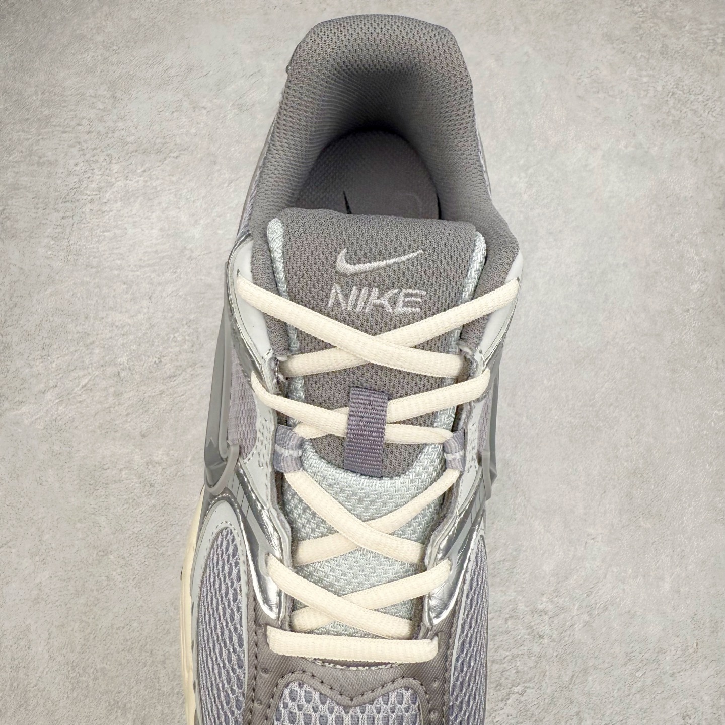 图片[5]-NK V5 RNR 舒适百搭防滑耐磨低帮跑步鞋 HJ5228-003 舒适有型适合日常穿着 该鞋款延续千禧年经典设计搭载泡绵中底 厚实而轻盈匠心细节巧搭立体耐克勾标志焕新演绎复古跑鞋 鞋款从千禧年美学汲取灵感 混搭多种材质突显层次感立体感和传统跑步风范 尺码：36 36.5 37.5 38 38.5 39 40 40.5 41 42 42.5 43 44 44.5 45-选品中心