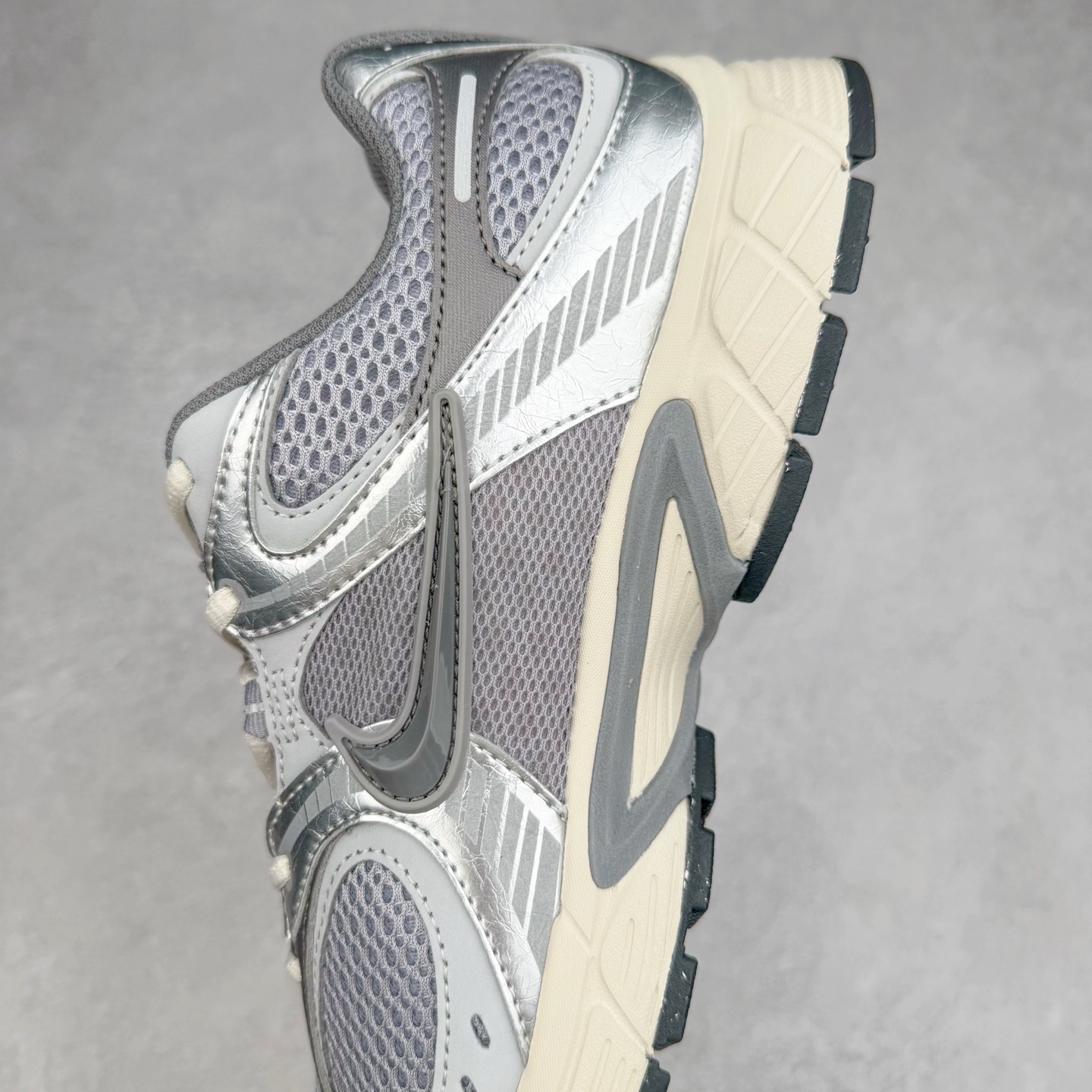 图片[7]-NK V5 RNR 舒适百搭防滑耐磨低帮跑步鞋 HJ5228-003 舒适有型适合日常穿着 该鞋款延续千禧年经典设计搭载泡绵中底 厚实而轻盈匠心细节巧搭立体耐克勾标志焕新演绎复古跑鞋 鞋款从千禧年美学汲取灵感 混搭多种材质突显层次感立体感和传统跑步风范 尺码：36 36.5 37.5 38 38.5 39 40 40.5 41 42 42.5 43 44 44.5 45-选品中心