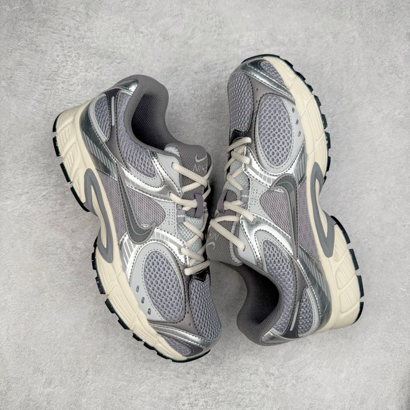 图片[3]-NK V5 RNR 舒适百搭防滑耐磨低帮跑步鞋 HJ5228-003 舒适有型适合日常穿着 该鞋款延续千禧年经典设计搭载泡绵中底 厚实而轻盈匠心细节巧搭立体耐克勾标志焕新演绎复古跑鞋 鞋款从千禧年美学汲取灵感 混搭多种材质突显层次感立体感和传统跑步风范 尺码：36 36.5 37.5 38 38.5 39 40 40.5 41 42 42.5 43 44 44.5 45-选品中心