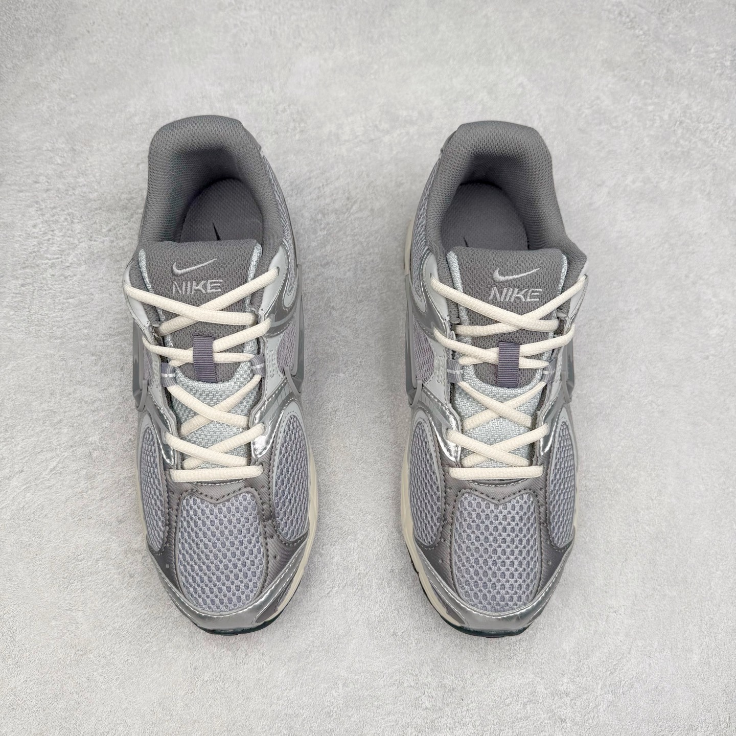 图片[2]-NK V5 RNR 舒适百搭防滑耐磨低帮跑步鞋 HJ5228-003 舒适有型适合日常穿着 该鞋款延续千禧年经典设计搭载泡绵中底 厚实而轻盈匠心细节巧搭立体耐克勾标志焕新演绎复古跑鞋 鞋款从千禧年美学汲取灵感 混搭多种材质突显层次感立体感和传统跑步风范 尺码：36 36.5 37.5 38 38.5 39 40 40.5 41 42 42.5 43 44 44.5 45-选品中心