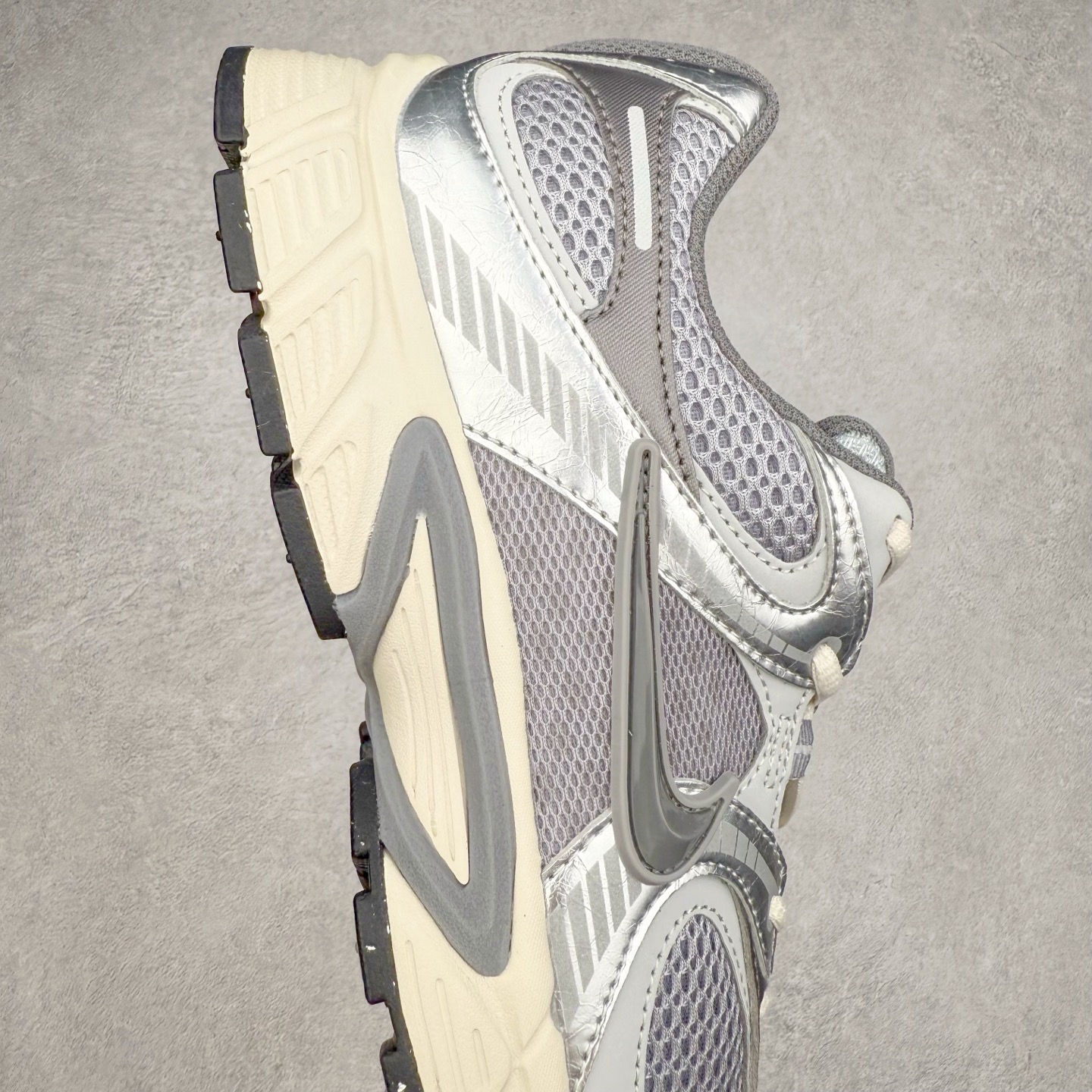 图片[6]-NK V5 RNR 舒适百搭防滑耐磨低帮跑步鞋 HJ5228-003 舒适有型适合日常穿着 该鞋款延续千禧年经典设计搭载泡绵中底 厚实而轻盈匠心细节巧搭立体耐克勾标志焕新演绎复古跑鞋 鞋款从千禧年美学汲取灵感 混搭多种材质突显层次感立体感和传统跑步风范 尺码：36 36.5 37.5 38 38.5 39 40 40.5 41 42 42.5 43 44 44.5 45-选品中心