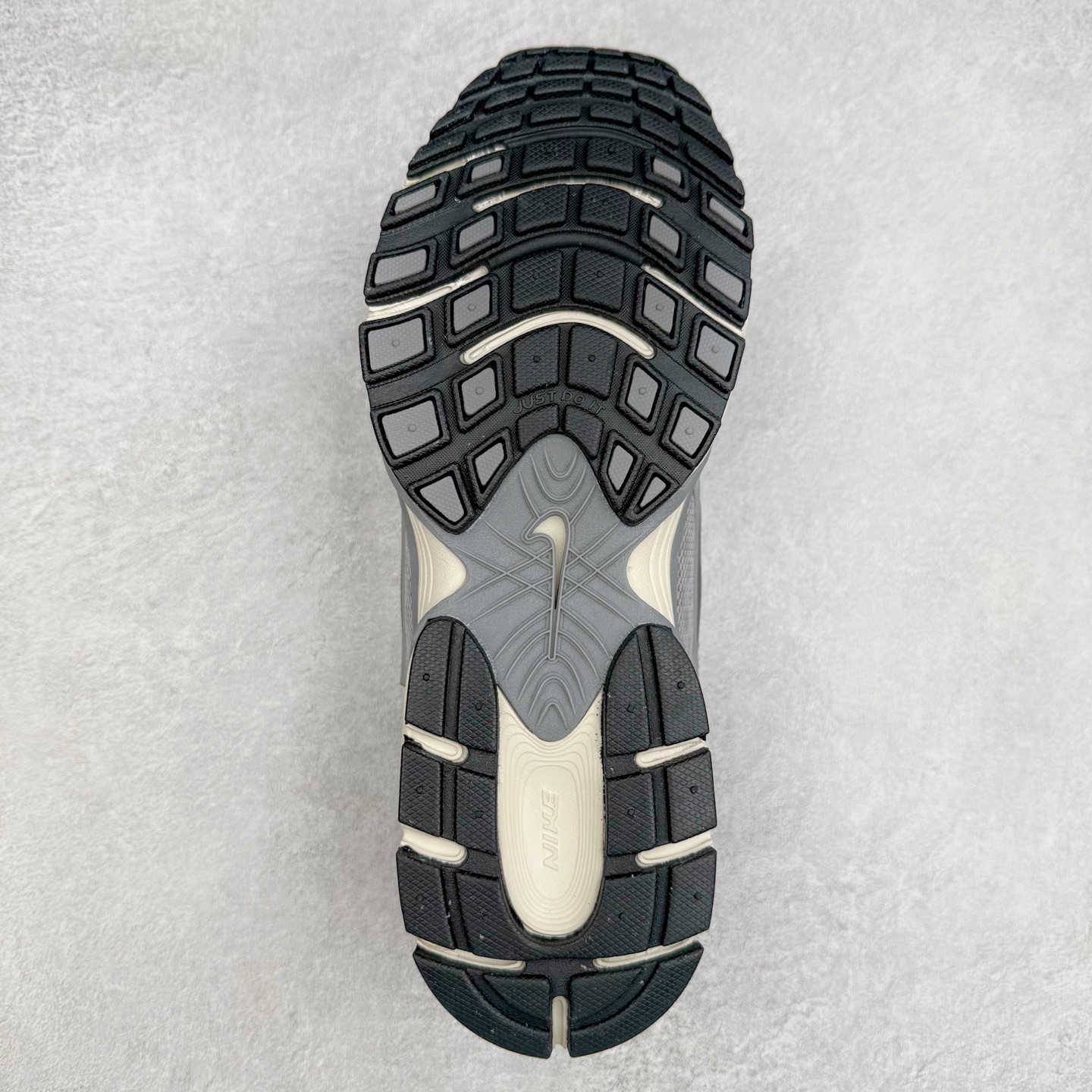 图片[9]-NK V5 RNR 舒适百搭防滑耐磨低帮跑步鞋 HJ5228-003 舒适有型适合日常穿着 该鞋款延续千禧年经典设计搭载泡绵中底 厚实而轻盈匠心细节巧搭立体耐克勾标志焕新演绎复古跑鞋 鞋款从千禧年美学汲取灵感 混搭多种材质突显层次感立体感和传统跑步风范 尺码：36 36.5 37.5 38 38.5 39 40 40.5 41 42 42.5 43 44 44.5 45-选品中心