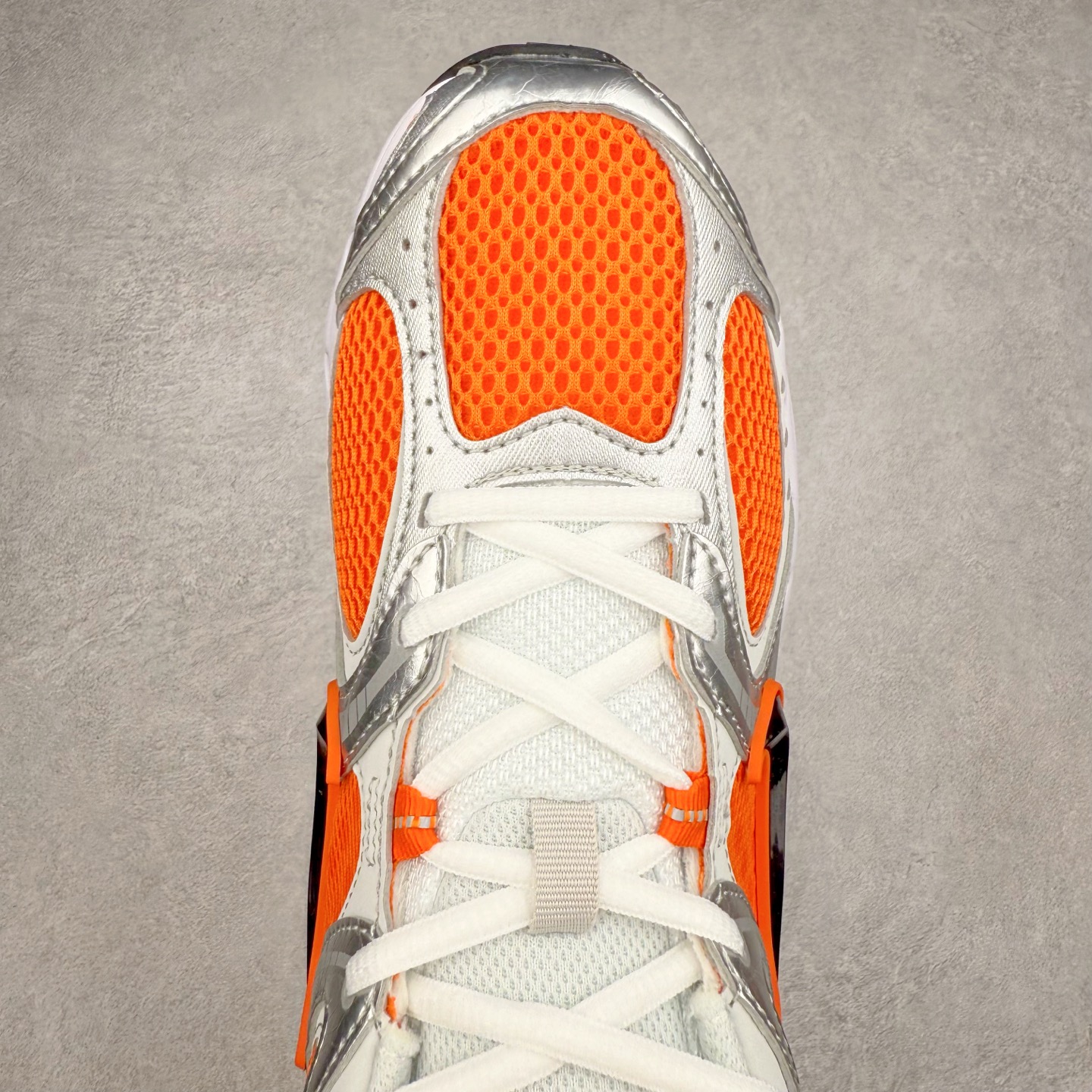 图片[4]-NK V5 RNR 舒适百搭防滑耐磨低帮跑步鞋 HJ5228-800 舒适有型适合日常穿着 该鞋款延续千禧年经典设计搭载泡绵中底 厚实而轻盈匠心细节巧搭立体耐克勾标志焕新演绎复古跑鞋 鞋款从千禧年美学汲取灵感 混搭多种材质突显层次感立体感和传统跑步风范 尺码：36 36.5 37.5 38 38.5 39 40 40.5 41 42 42.5 43 44 44.5 45-选品中心