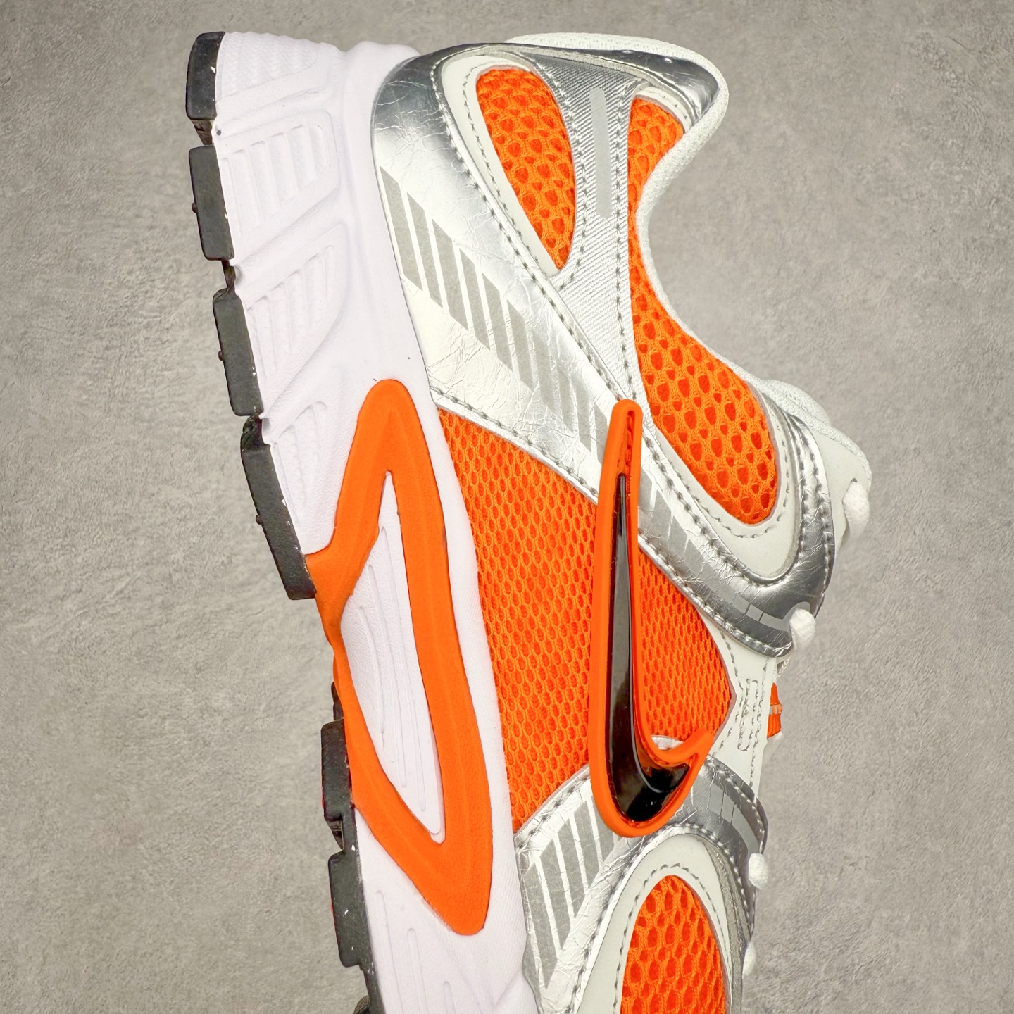 图片[6]-NK V5 RNR 舒适百搭防滑耐磨低帮跑步鞋 HJ5228-800 舒适有型适合日常穿着 该鞋款延续千禧年经典设计搭载泡绵中底 厚实而轻盈匠心细节巧搭立体耐克勾标志焕新演绎复古跑鞋 鞋款从千禧年美学汲取灵感 混搭多种材质突显层次感立体感和传统跑步风范 尺码：36 36.5 37.5 38 38.5 39 40 40.5 41 42 42.5 43 44 44.5 45-选品中心