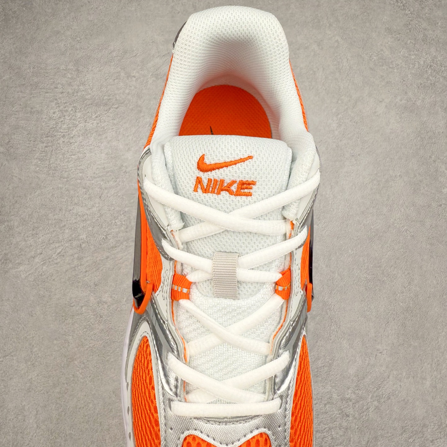 图片[5]-NK V5 RNR 舒适百搭防滑耐磨低帮跑步鞋 HJ5228-800 舒适有型适合日常穿着 该鞋款延续千禧年经典设计搭载泡绵中底 厚实而轻盈匠心细节巧搭立体耐克勾标志焕新演绎复古跑鞋 鞋款从千禧年美学汲取灵感 混搭多种材质突显层次感立体感和传统跑步风范 尺码：36 36.5 37.5 38 38.5 39 40 40.5 41 42 42.5 43 44 44.5 45-选品中心